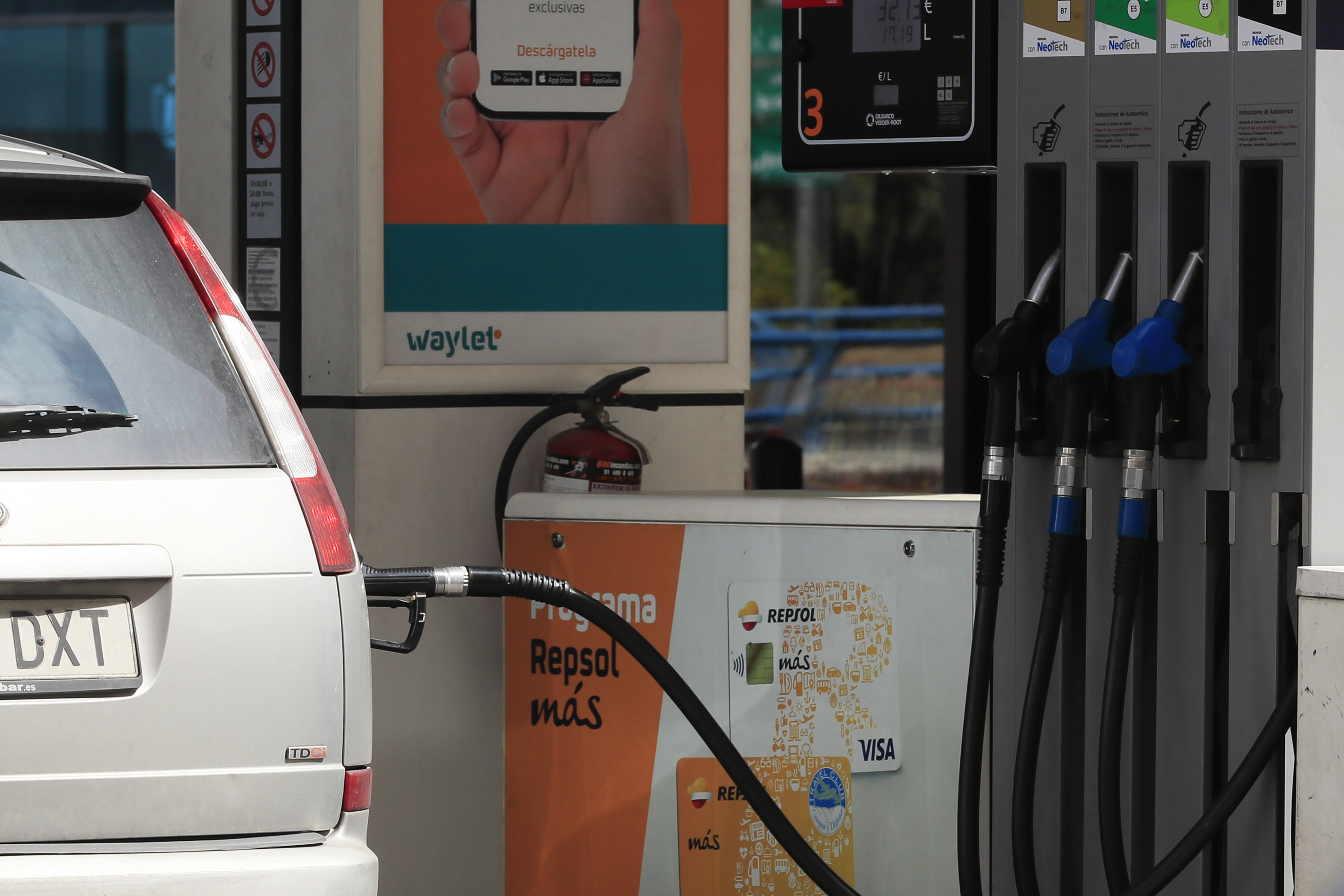 Baja la gasolina un 10% pero llenar el depósito cuesta 15 euros más que hace un año
