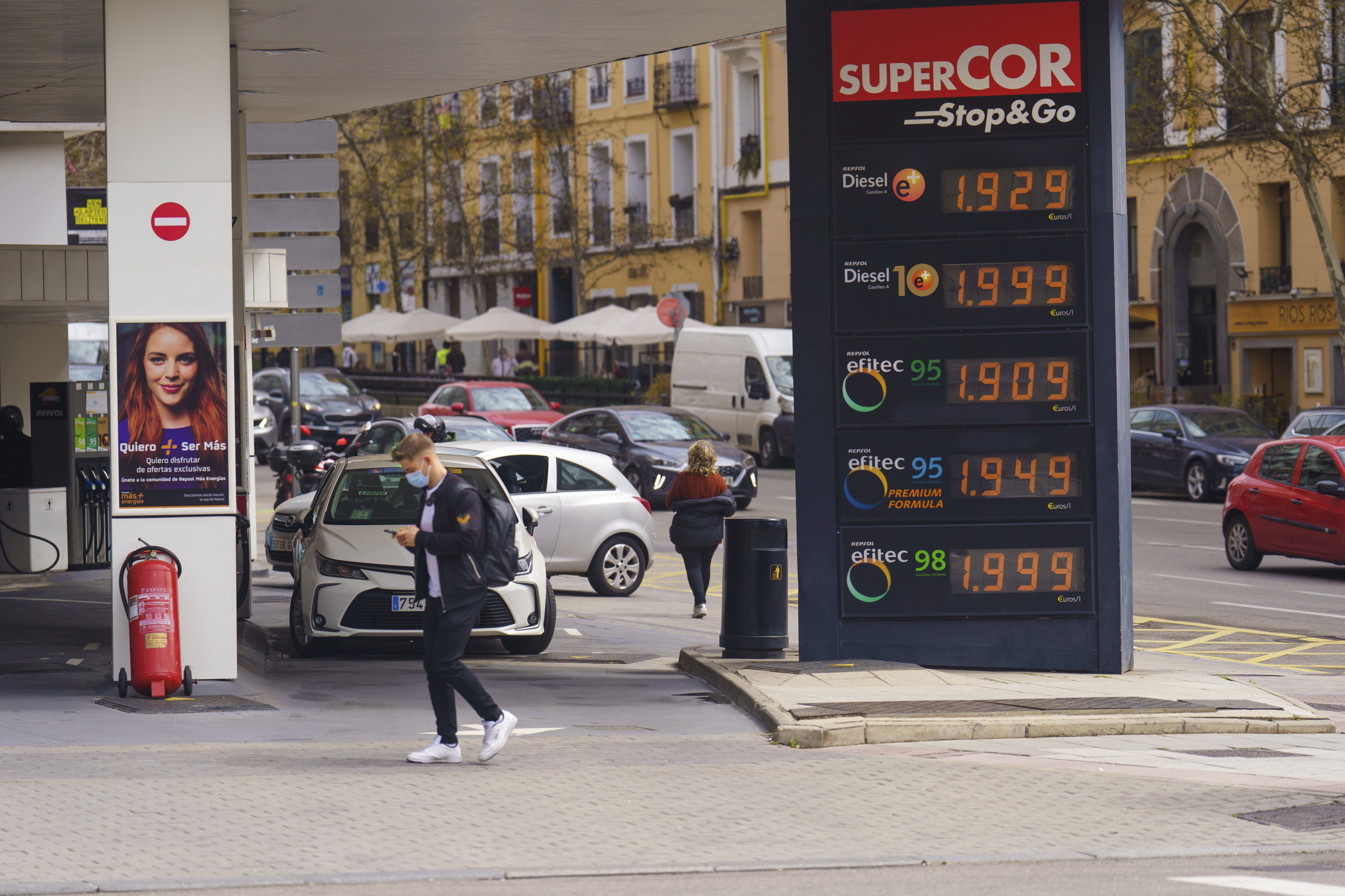 Facua denuncia a 230 gasolineras que subieron los precios el 1 de abril, día que entraron en vigor los descuentos