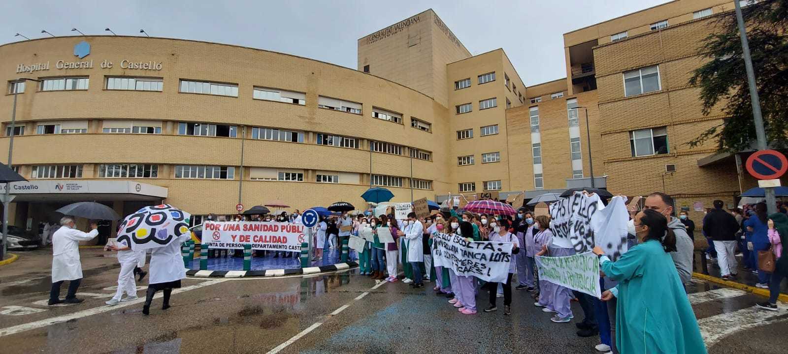 Protestas, este mircoles, de los sindicatos sanitarios en el Hospital General de Castelln.