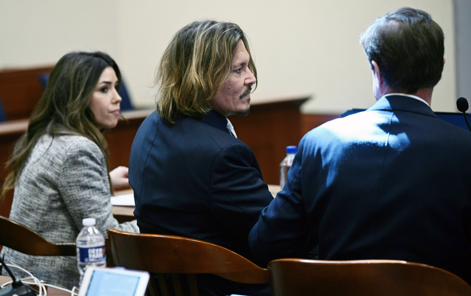 Johnny Depp, junto a su equipo de abogados, en el juzgado.