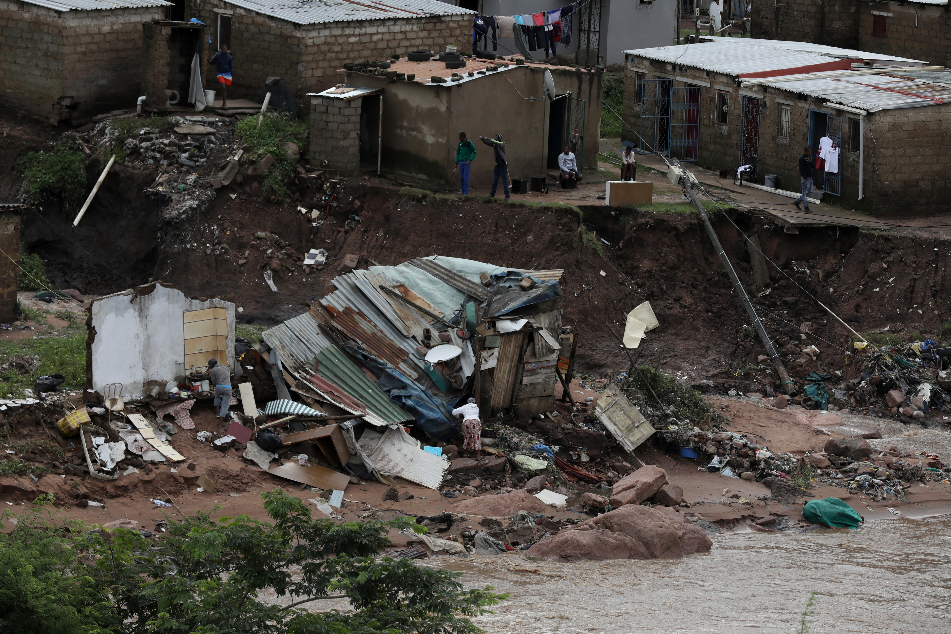 Aumentan a 253 los muertos por las inundaciones en el este de Sudáfrica