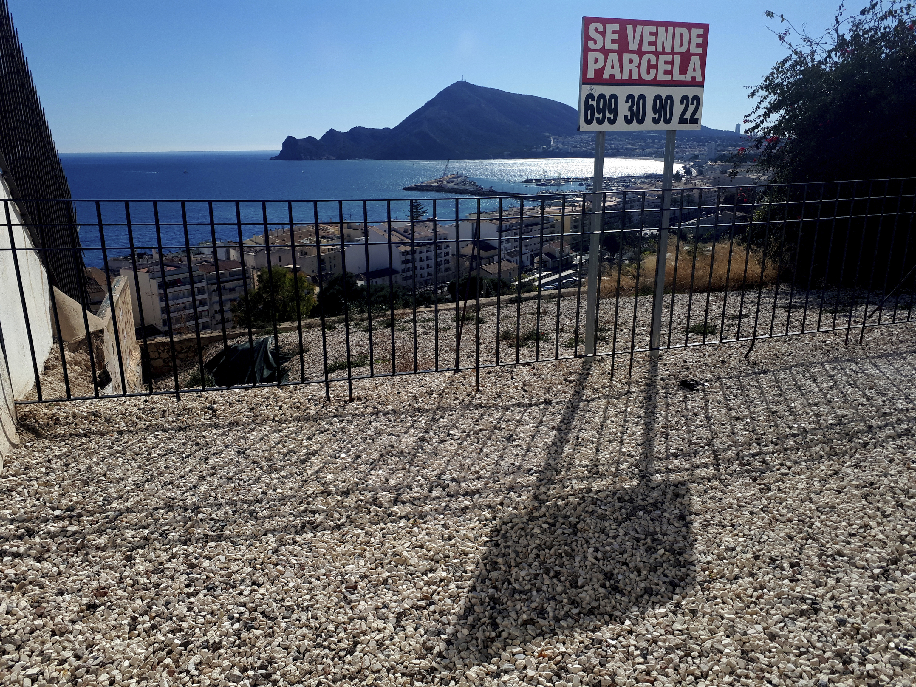 Cartel anunciando la venta de un solar en Altea, Alicante