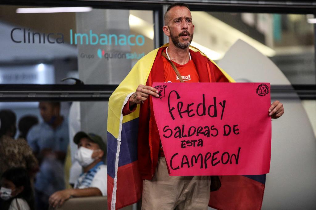 Un seguidor de la seleccin colombiana dando nimos a Freddy Rincn: "Freddy saldrs de esta campen".