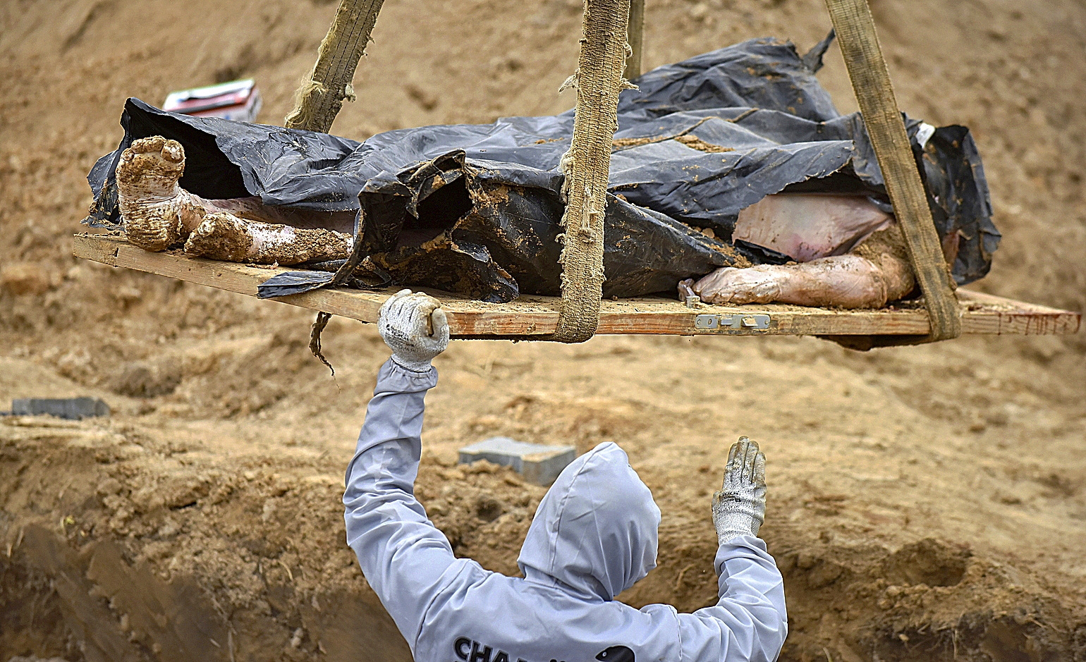 Exhumación de una fosa común en Bucha (Ucrania).