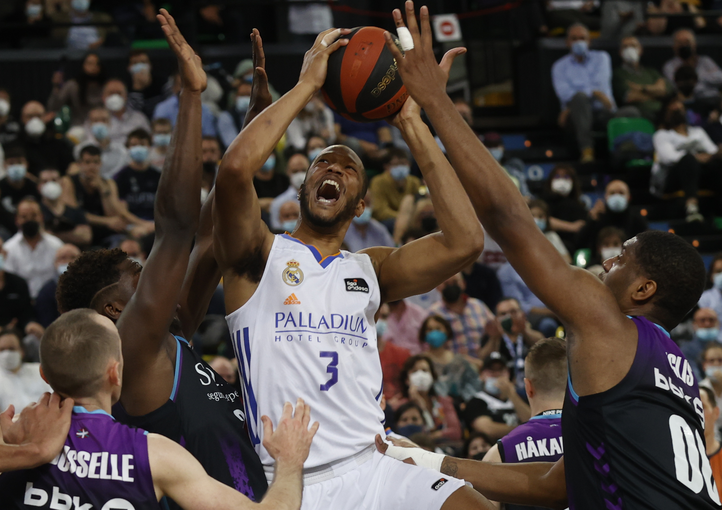 Chicle lanzador desagradable ACB: El Bilbao Basket prolonga la crisis de un Real Madrid que se medirá al  Maccabi en los cuartos de la Euroliga | ACB 2021 - 2022