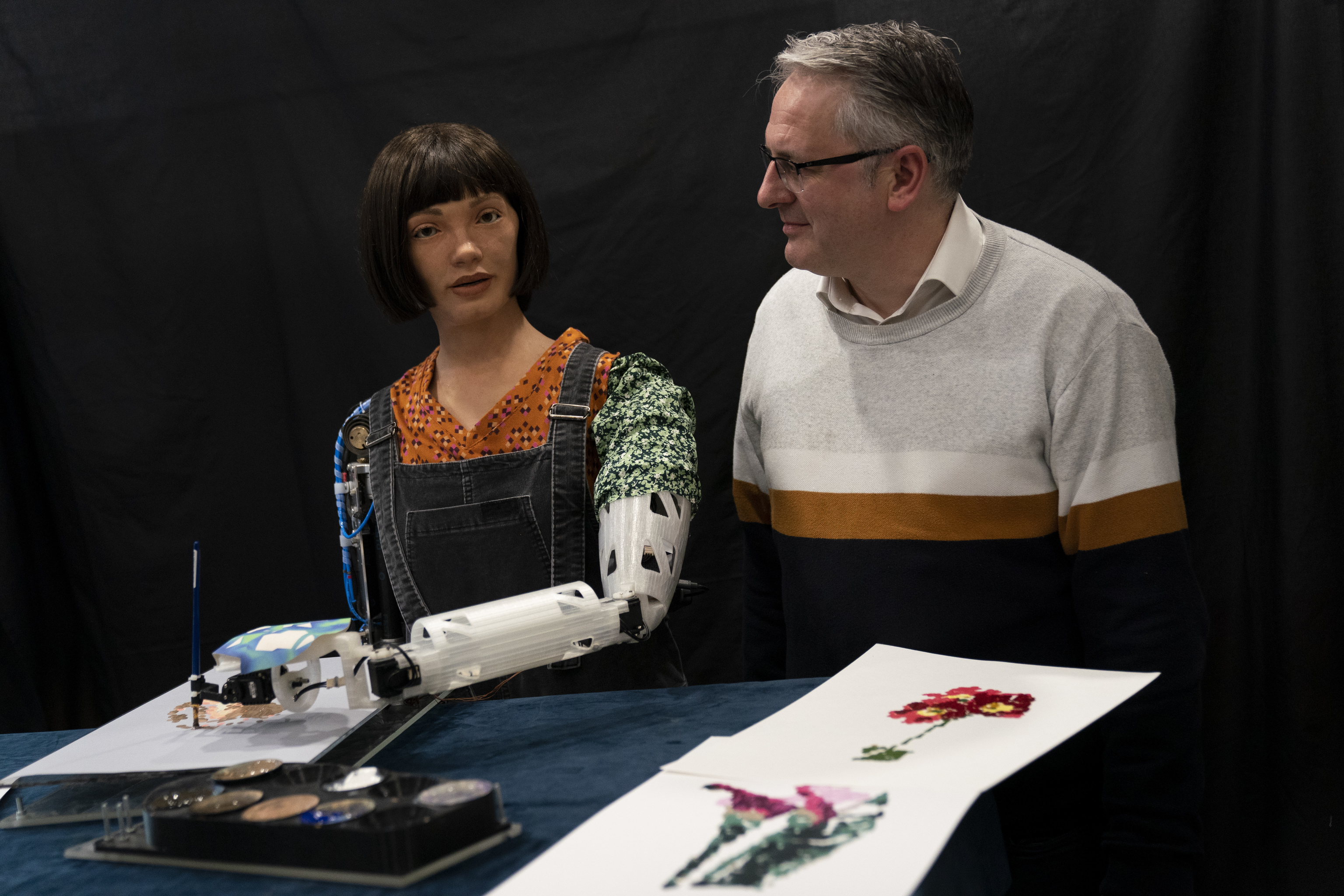 Ai-Da, el robot artista invitado a la Bienal de Venecia que expone en la Tate