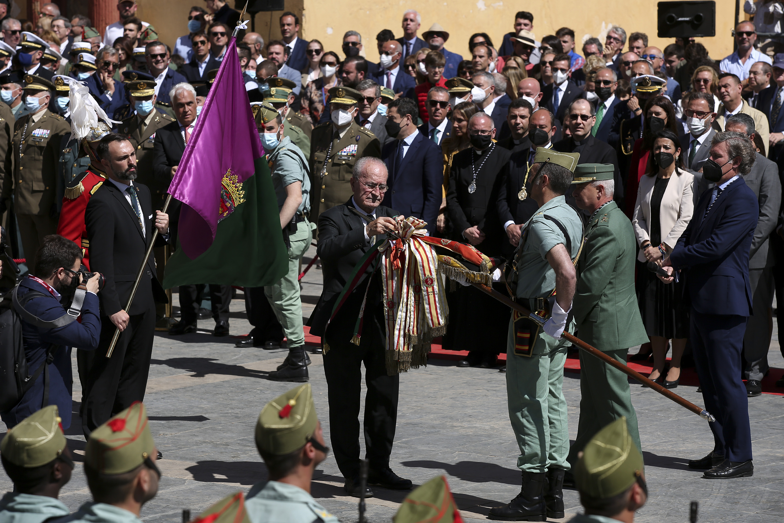 El alcalde de Mlaga impone un corbatn con los colores de la bandera de Mlaga.