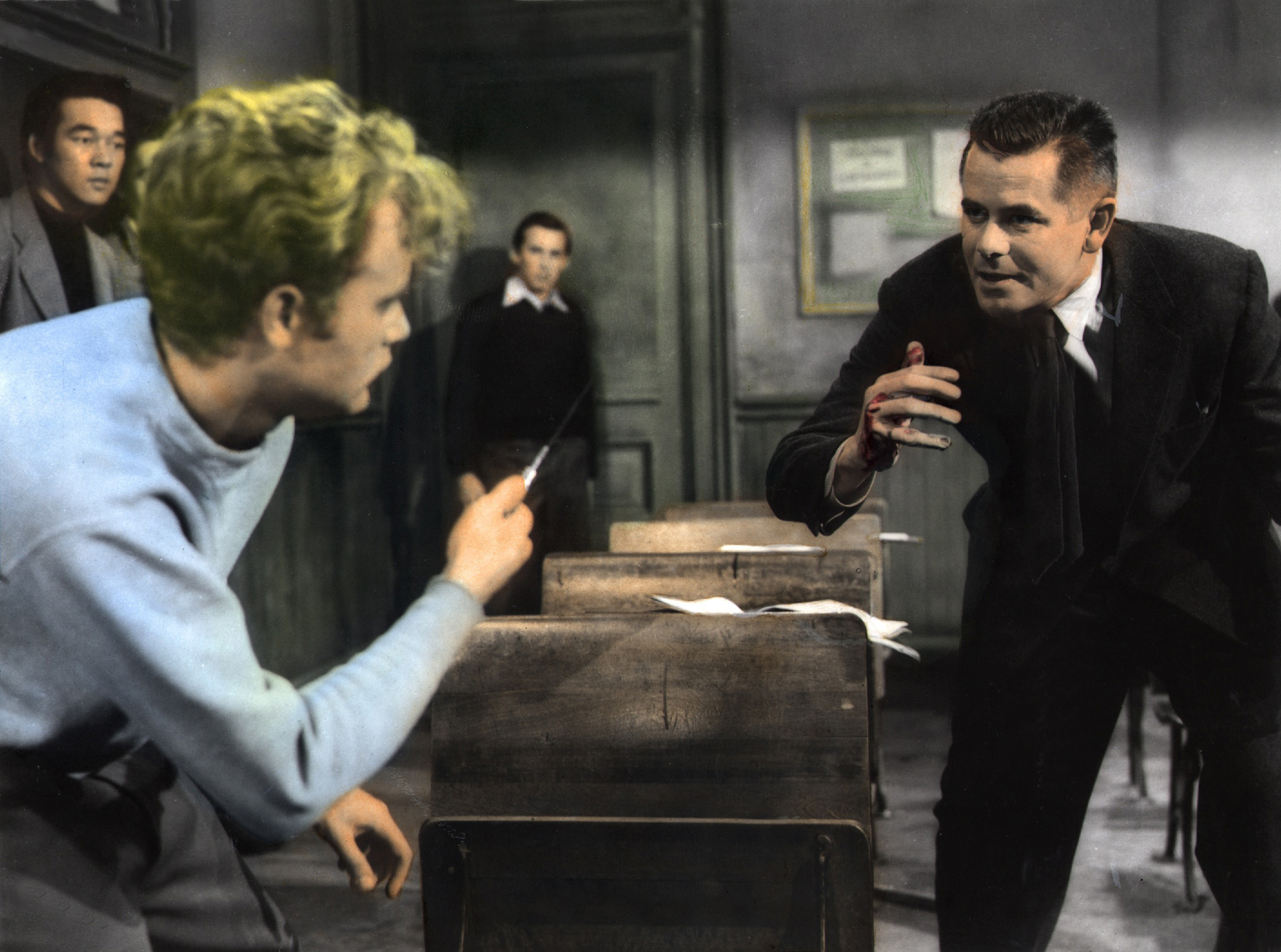 Fotograma de 'Semilla de maldad', pelcula de 1955 en la que Glenn Ford (derecha) intepreta a un ex militar que consigue trabajo como profesor en un colegio pblico fuera de control.
