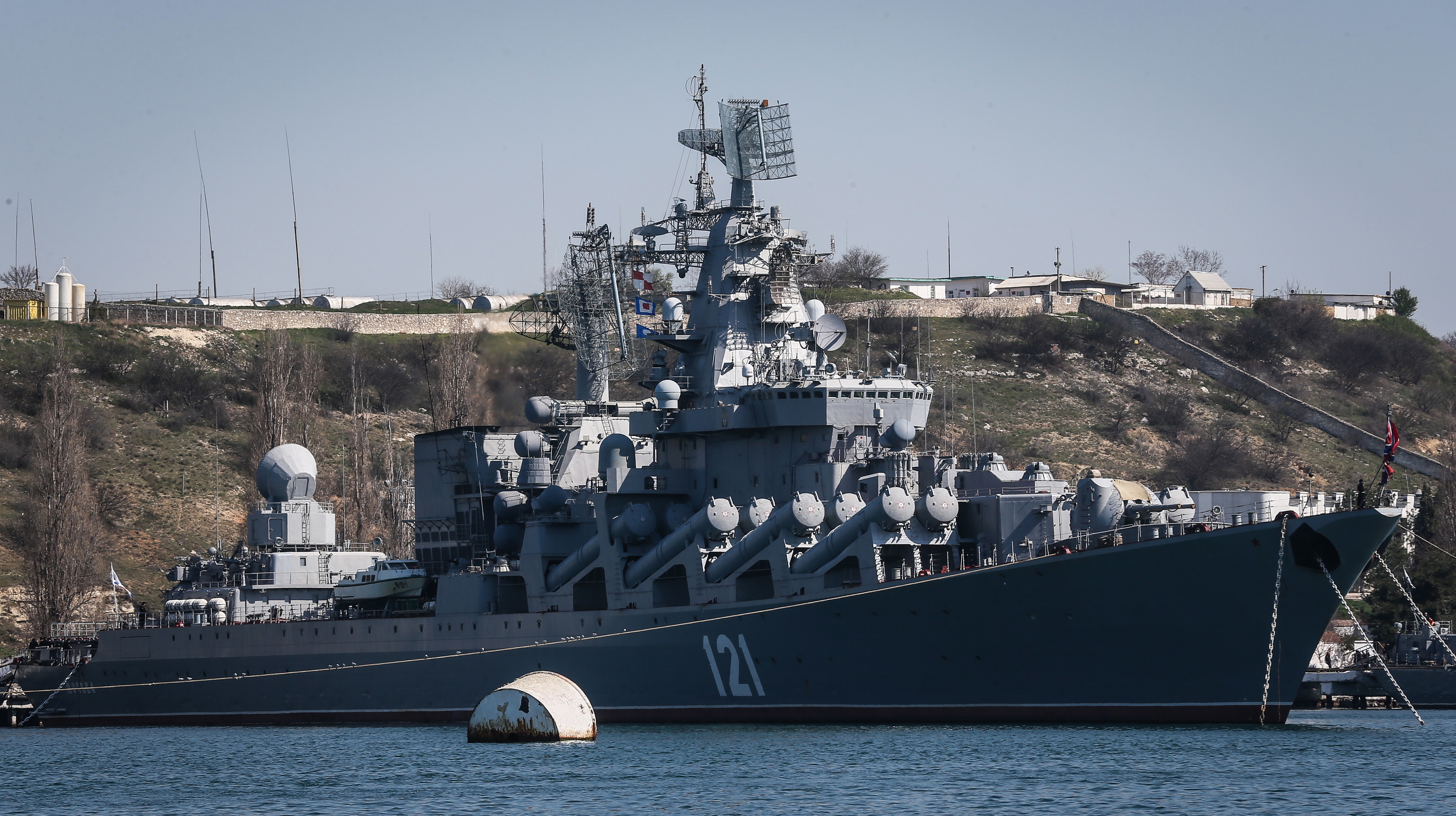 El Ministerio de Defensa ruso informa de que el Moskva, su buque insignia, se ha hundido