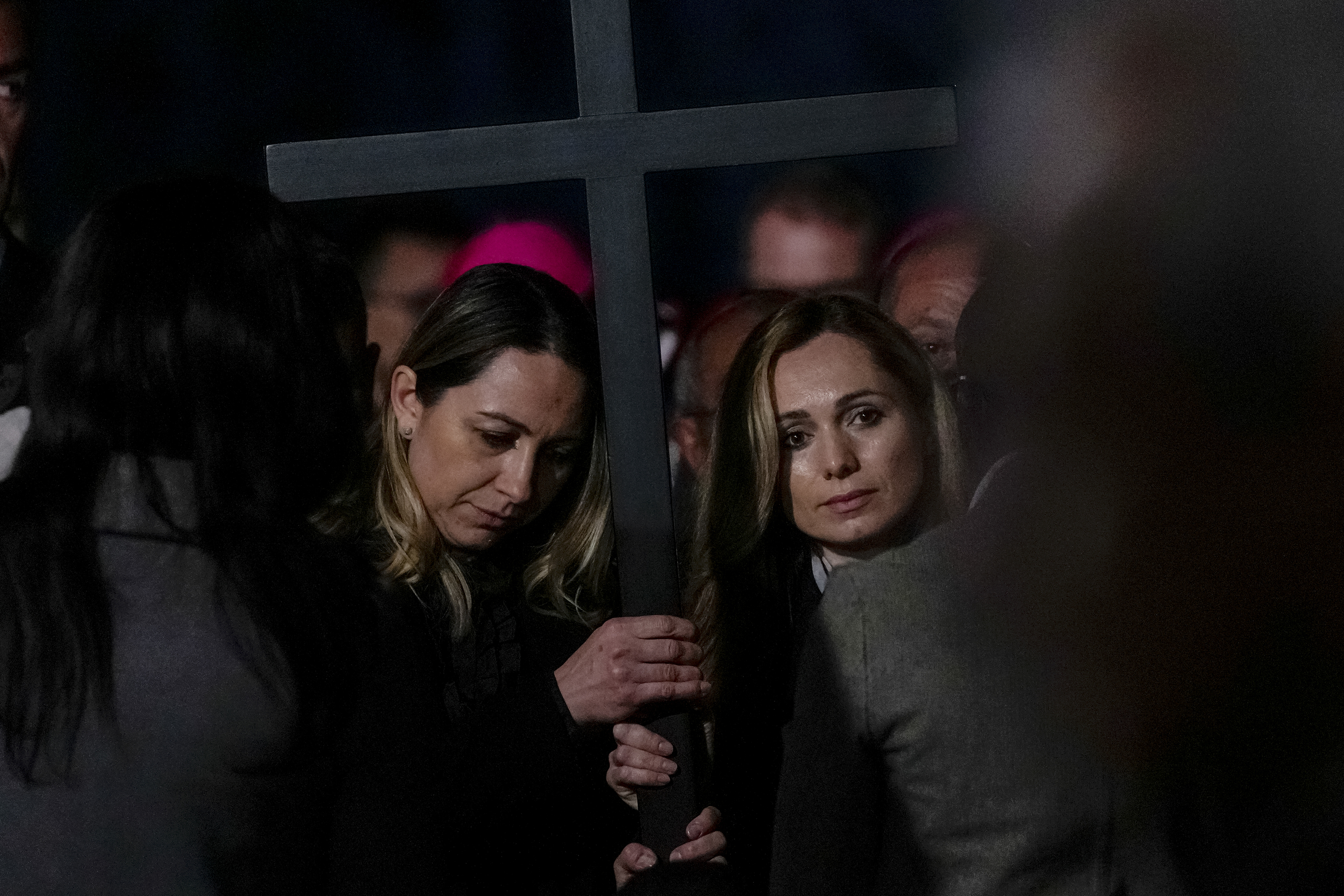 Polémica en Roma: una mujer rusa y una ucraniana llevan la cruz durante el Vía Crucis