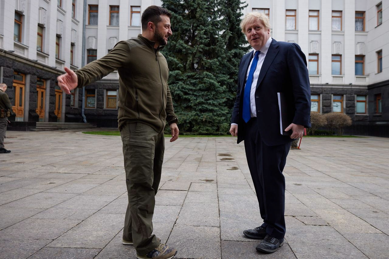 Rusia prohíbe la entrada a Boris Johnson mientras fuerzas especiales británicas ofrecen entrenamiento militar en Kiev