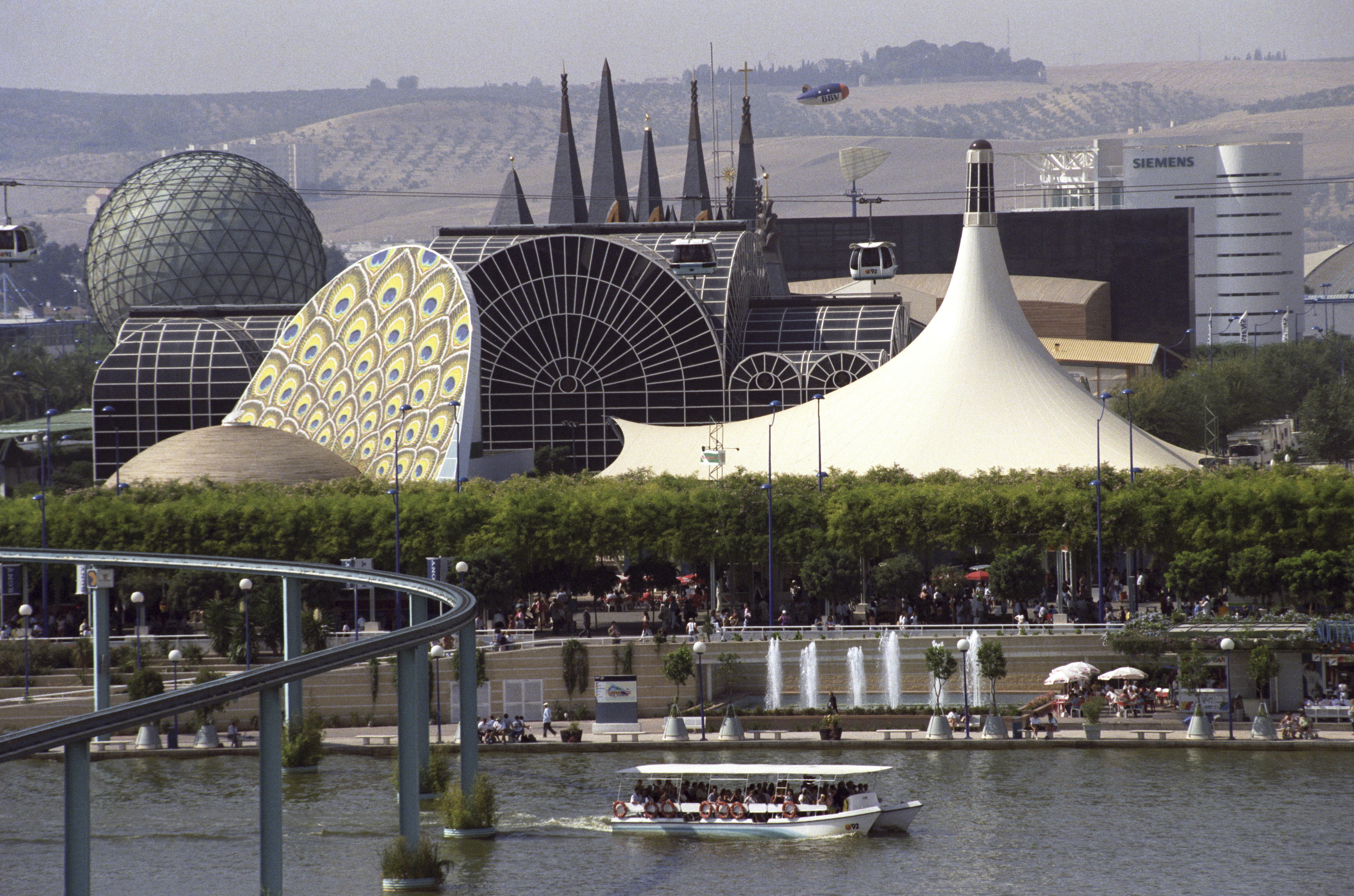 Vista general del recinto de la Exposicin Universal de Sevilla.