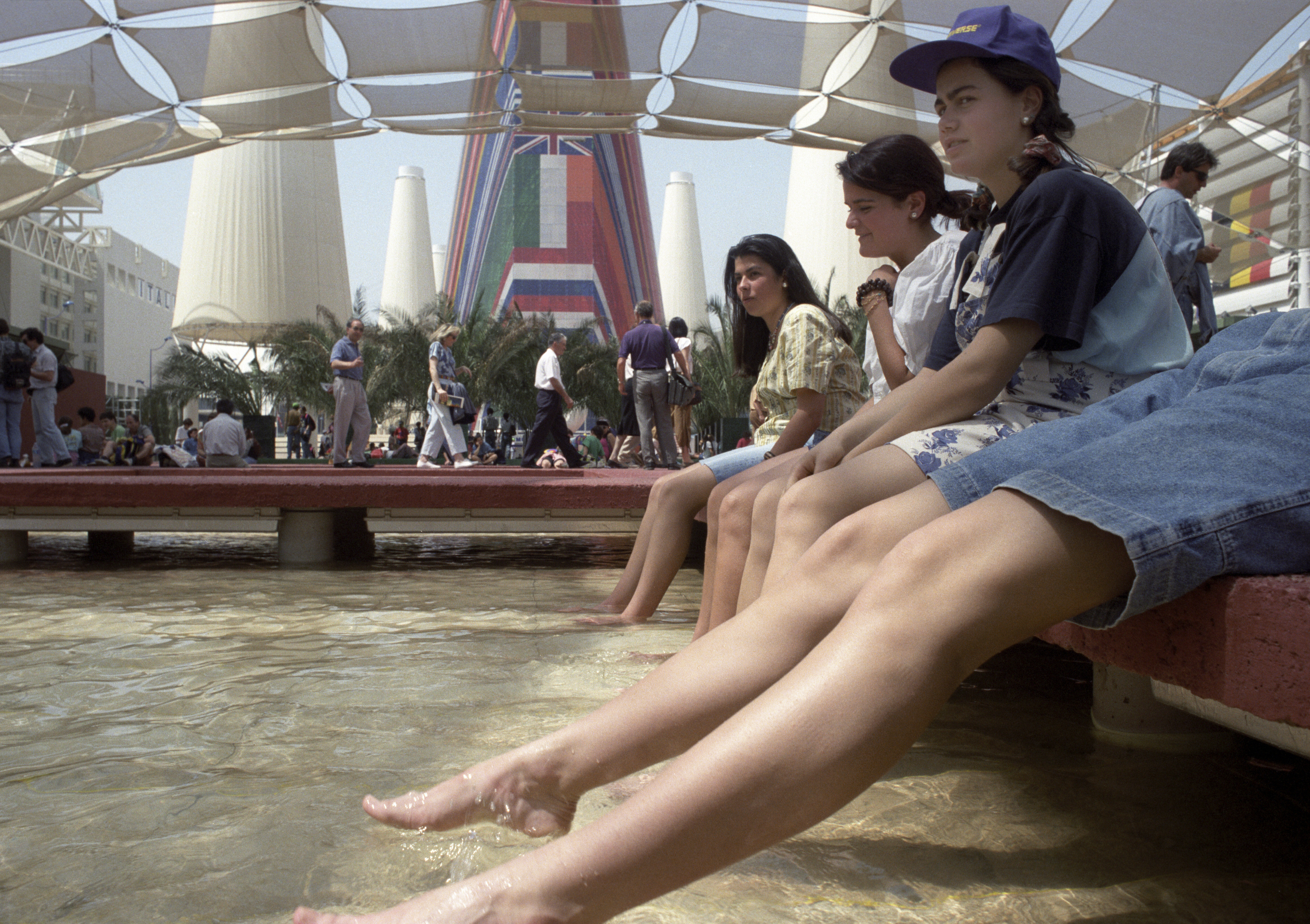 Un grupo de jvenes se refresca en un estanque de la Avenida de Europa durante la celebracin de la Expo.
