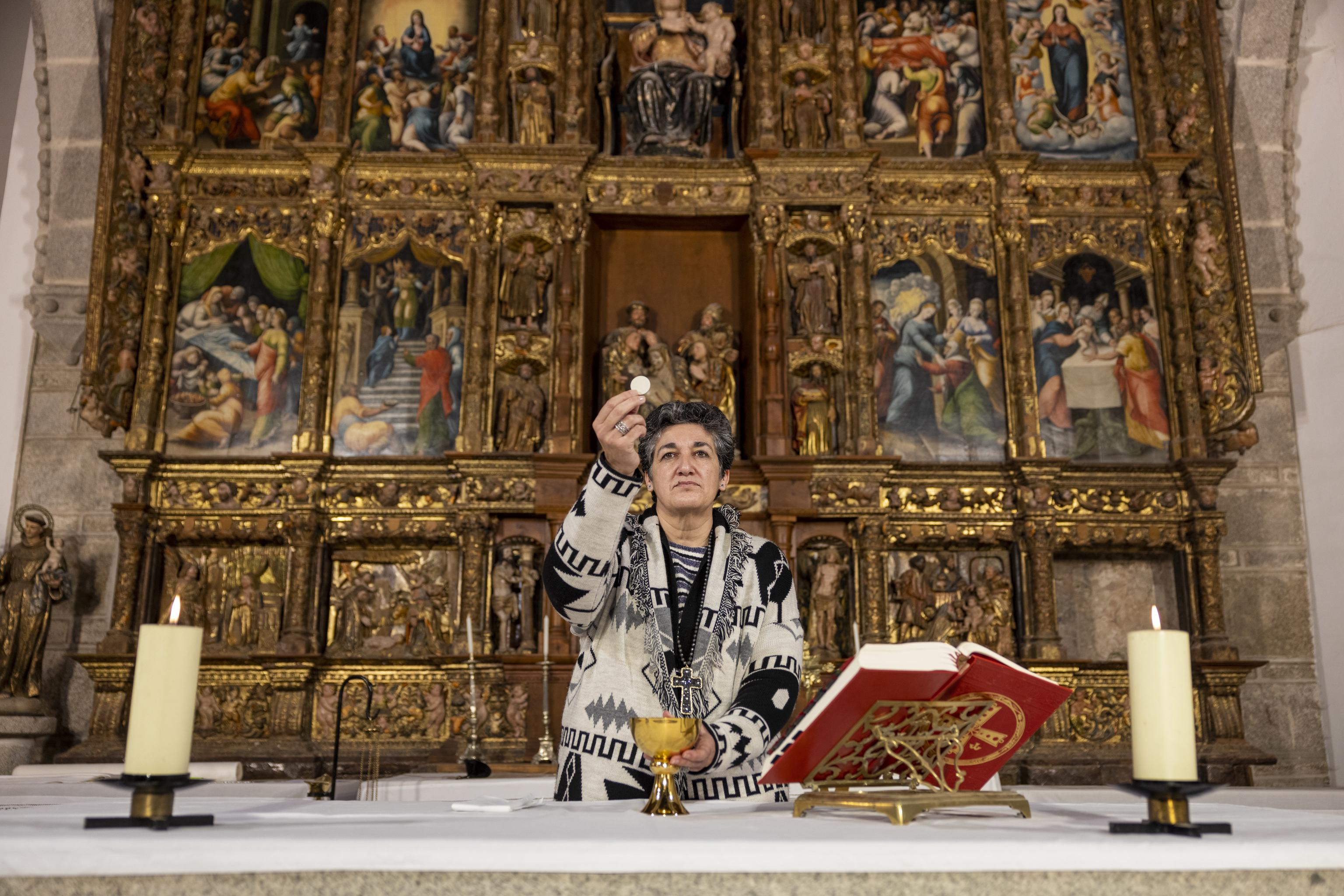 Cuando Ana da la comunión en Ávila en Viernes Santo: "No quiero ser cura, pero hay que evitar que los fieles se queden sin misa" thumbnail