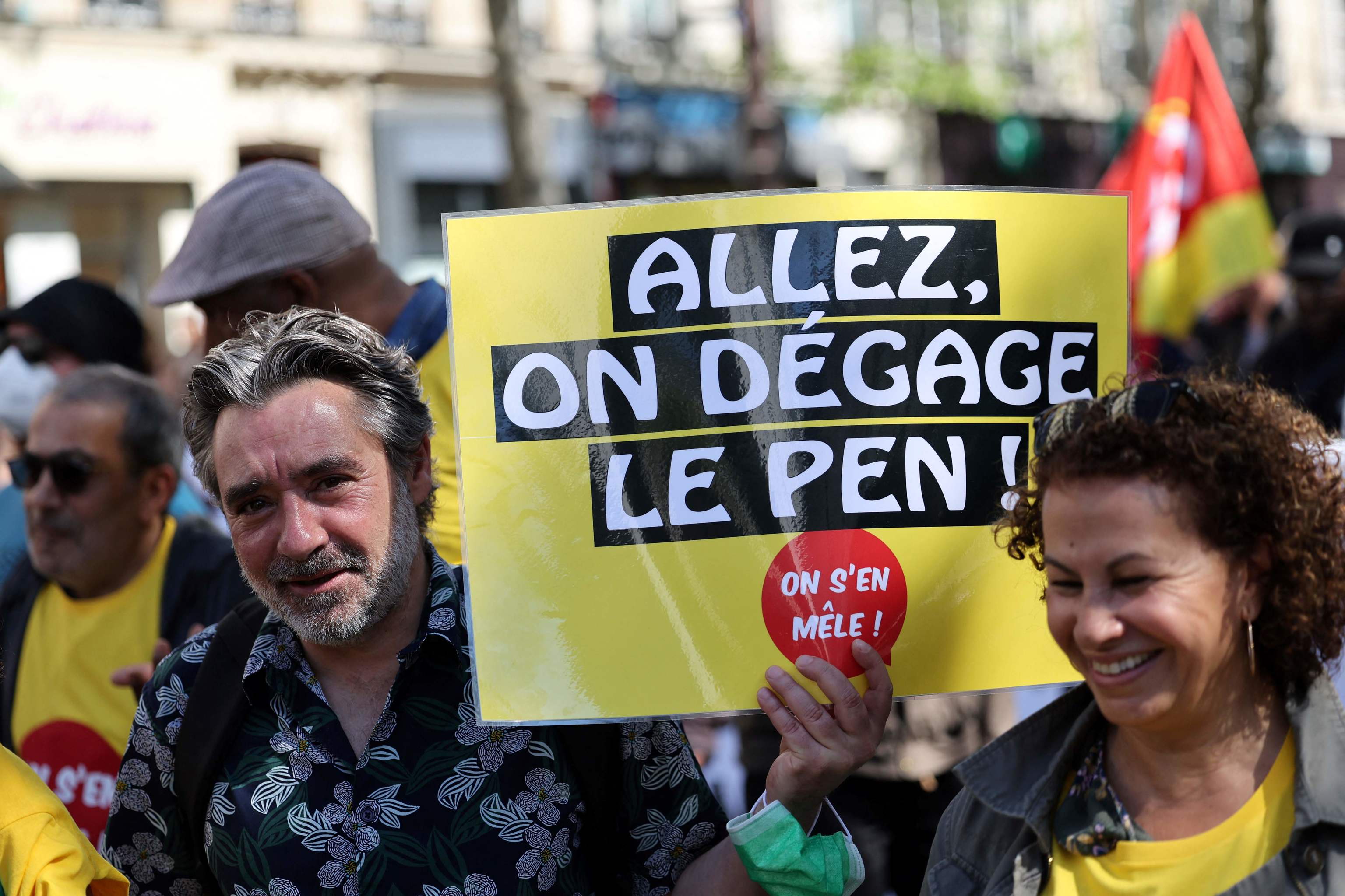 Manifestantes con pancartas contra Le Pen, en París.