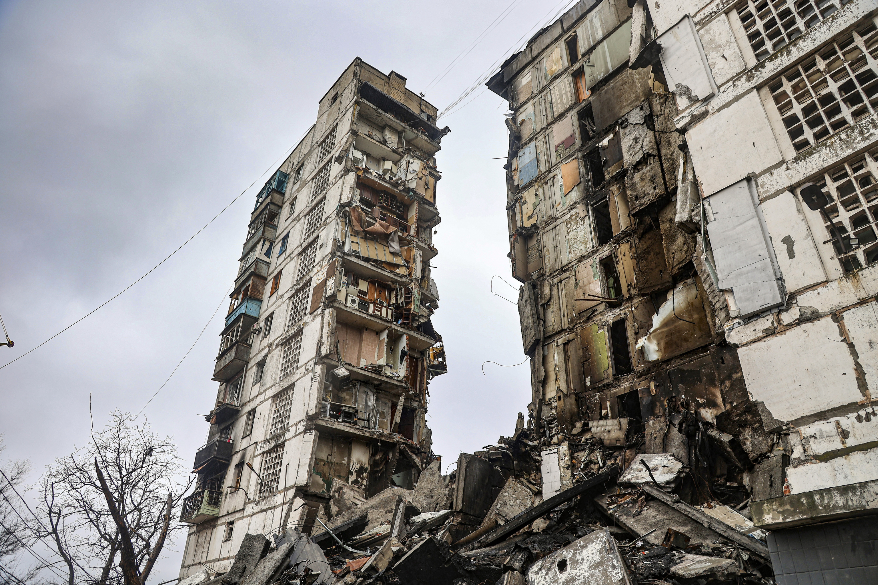 El hombre más rico de Ucrania promete reconstruir la sitiada Mariupol