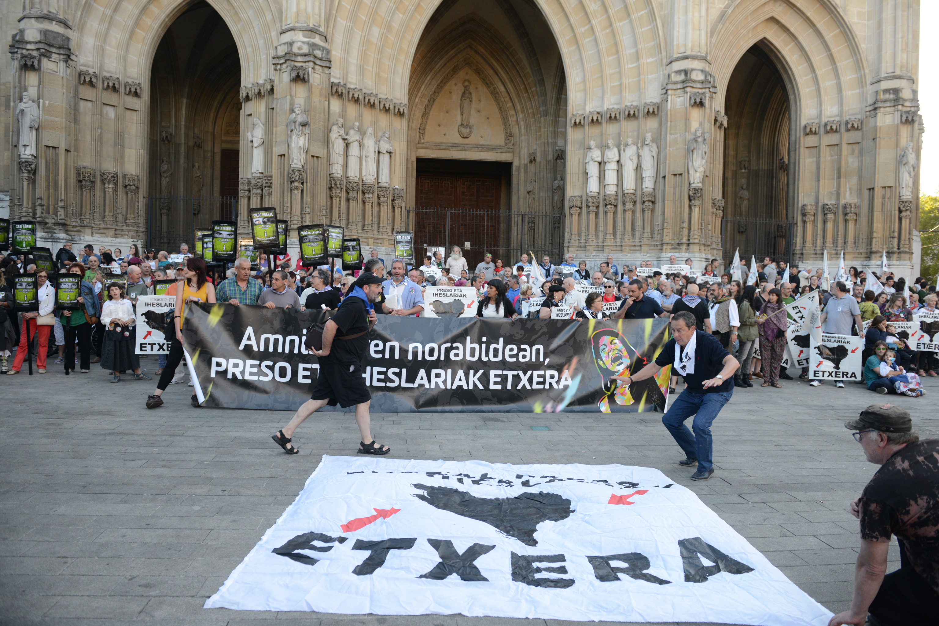 Colectivos de apoyo a los presos de ETA se manifiestan con carteles que reclamana su vuelta "a casa" en Vitoria.