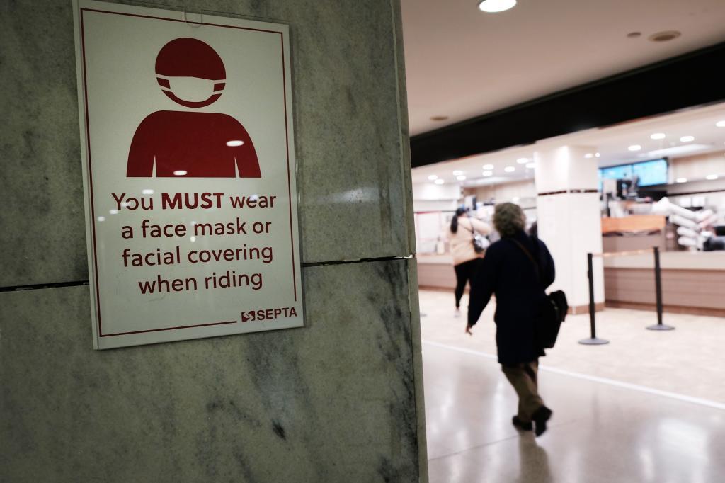Un cartel advierte de la obligatoriedad de las mascarillas en una estacin de ferrocarril de Filadelfia (EEUU).