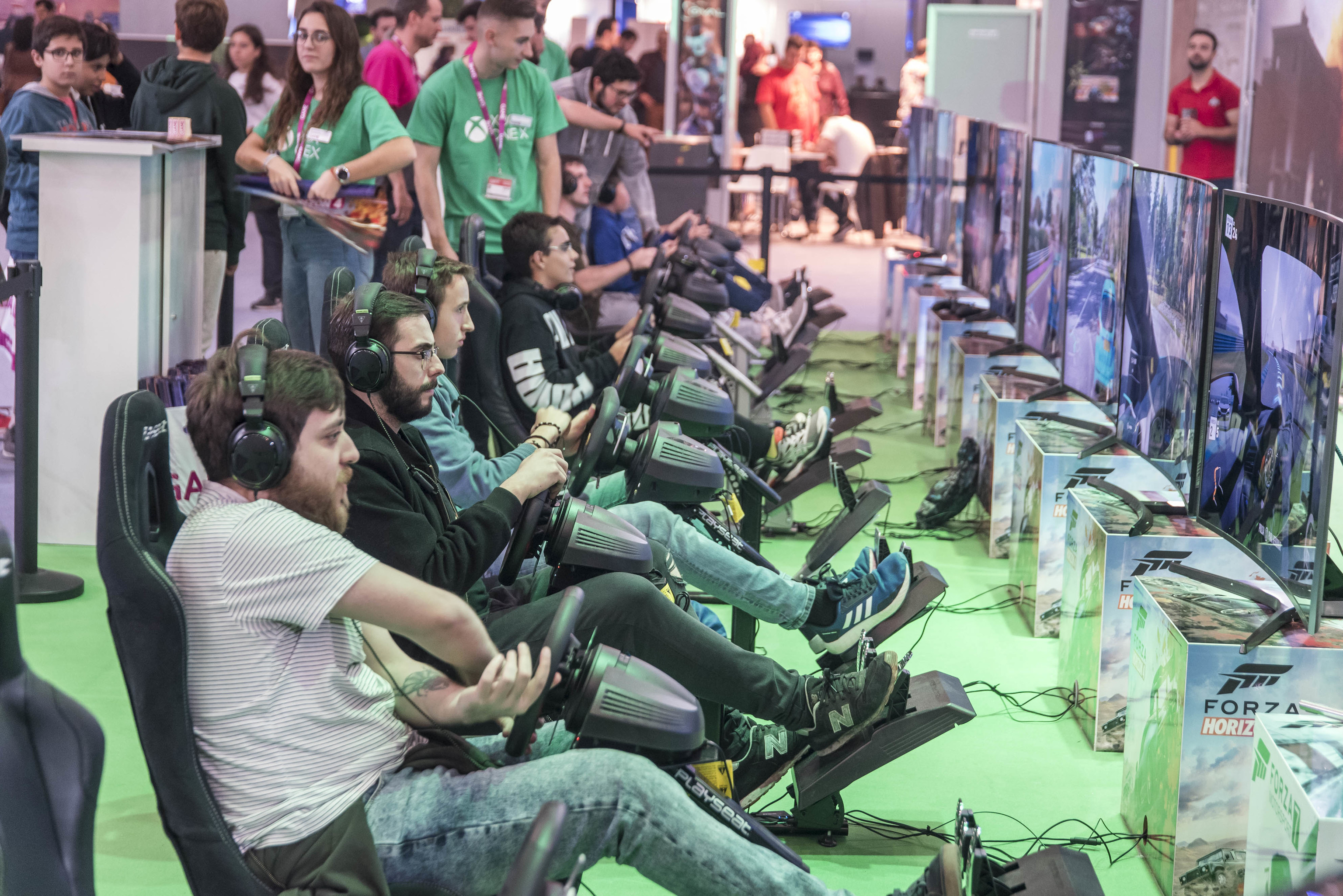 Una fila de 'gamers' juega al mismo videojuego simultneamente.