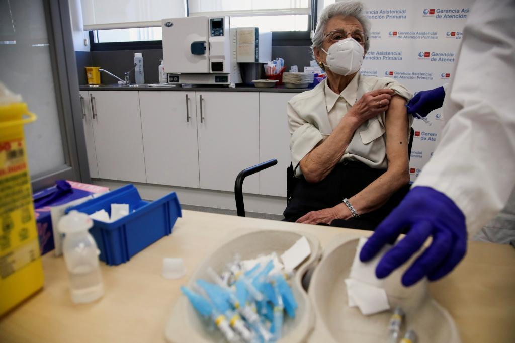 Una mujer se vacuna de la gripe y el Covid-19, en una imagen de archivo.