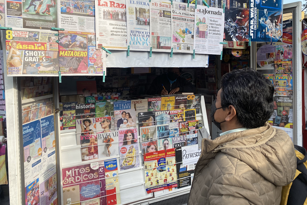 Un kiosko de Ciudad de Mxico repleto de revistas de la 'nota roja'