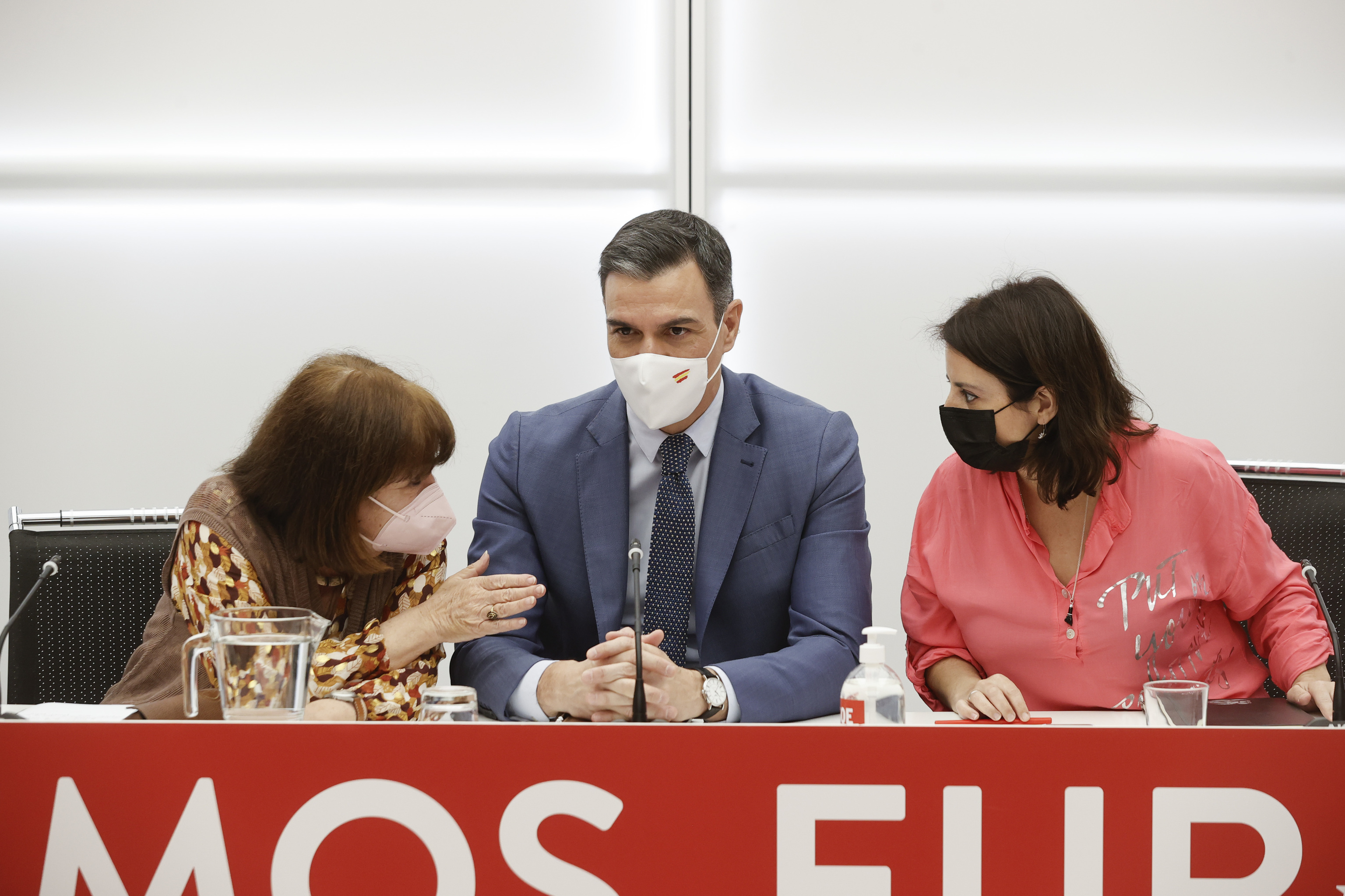 Pedro Sánchez, este lunes con Cristina Narbona y Adriana Lastra en la Ejecutiva Federal del PSOE.