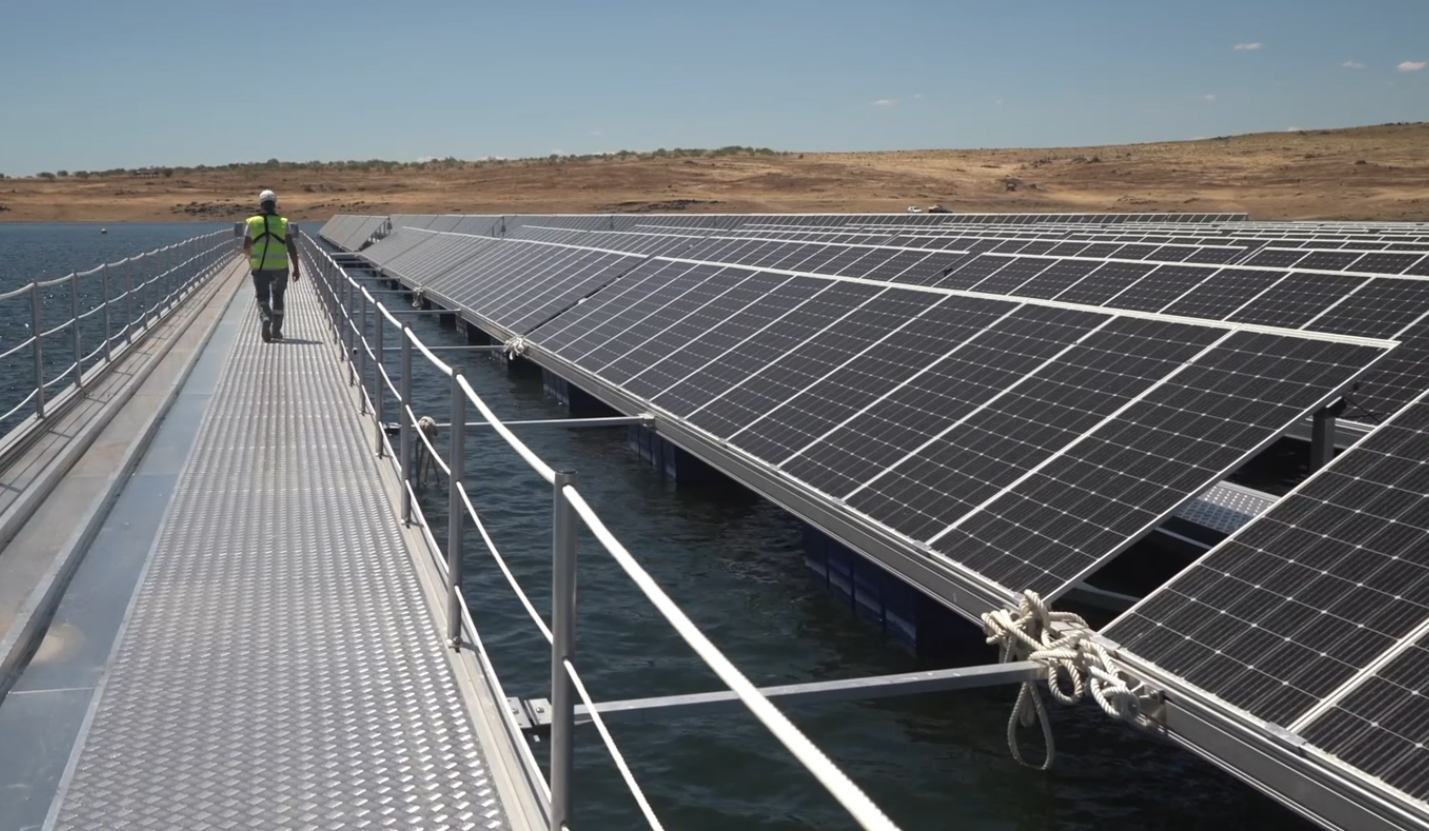 Placas solares en pantanos: el nuevo plan de España para acelerar su transición verde