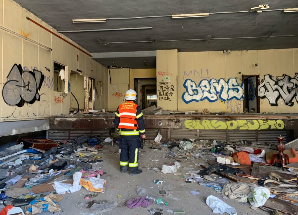 Cinco okupas heridos leves en el incendio de un edificio de oficinas abandonado de San Blas