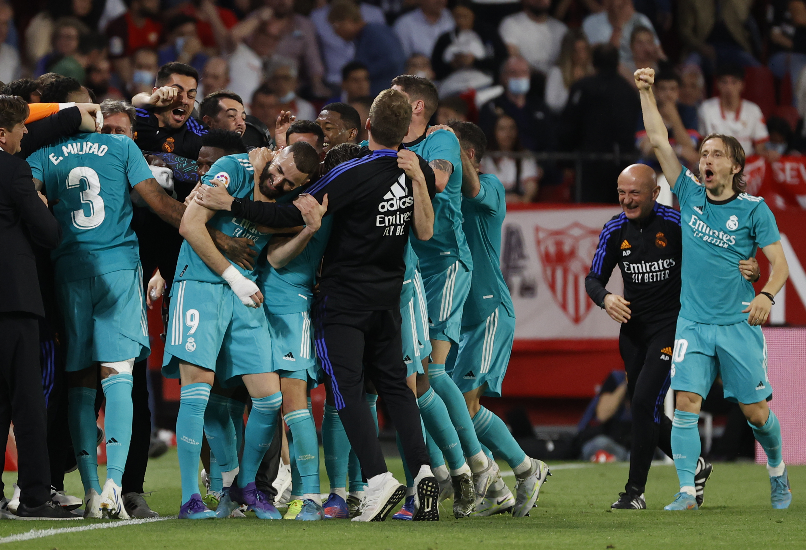 Pintus, a la derecha junto a Modric, celebra la victoria del Madrid.