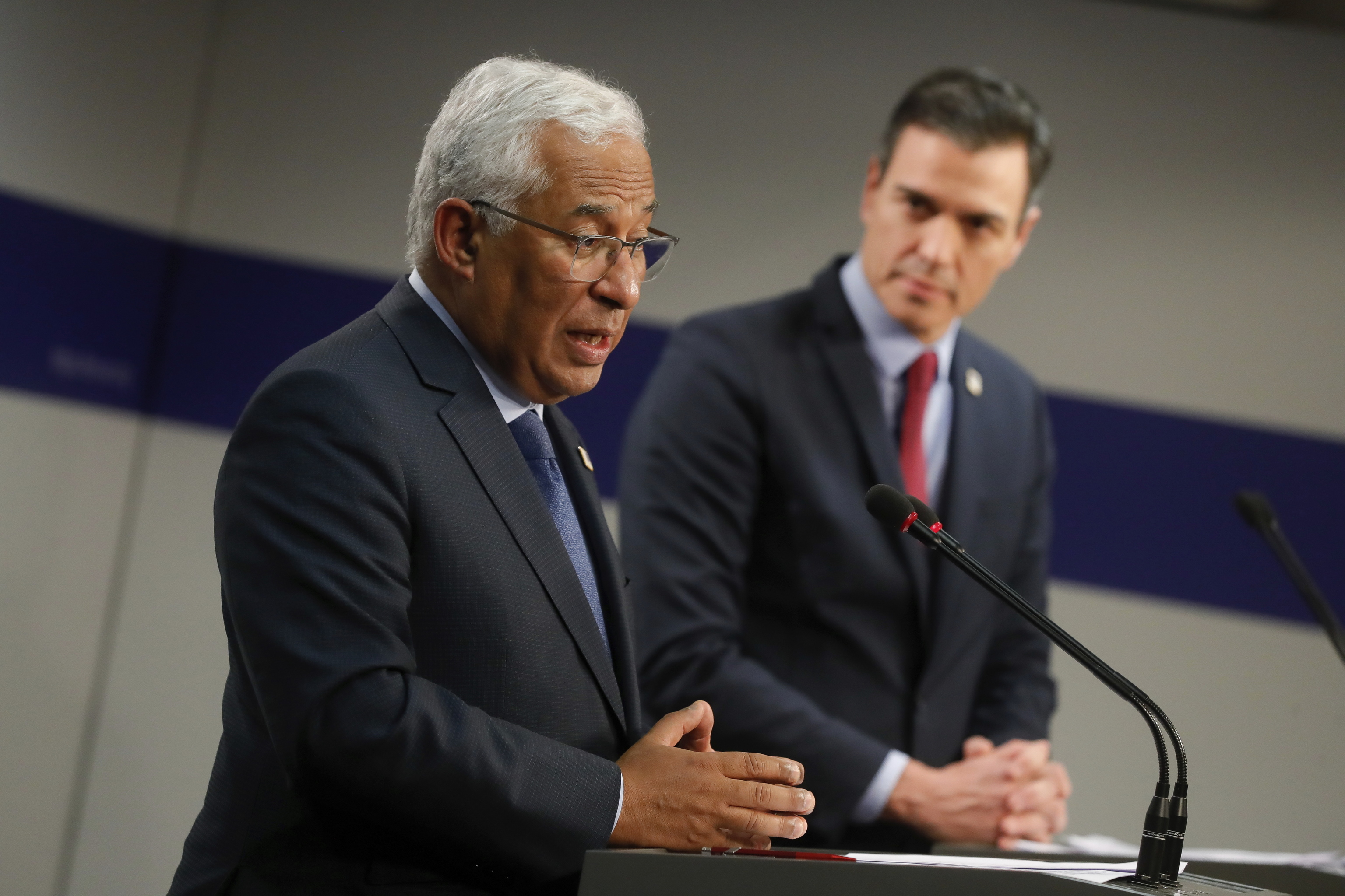 Pedro Sánchez comparece junto al primer ministro portugués, Antonio Costa, tras el último Consejo Europeo.