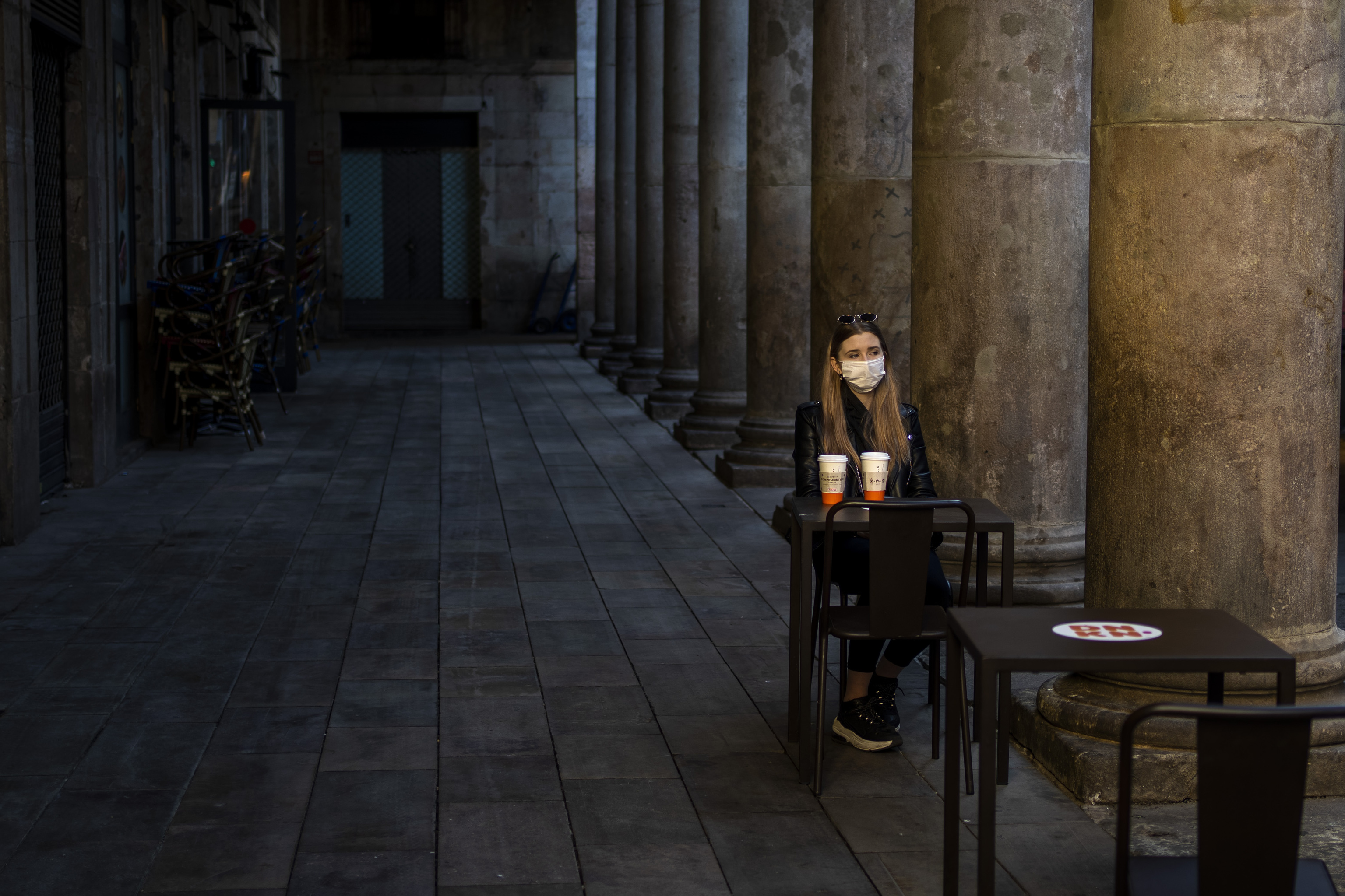 Una mujer sentada en una terrazada de un restaurante en Barcelona, en mayo de 2021.