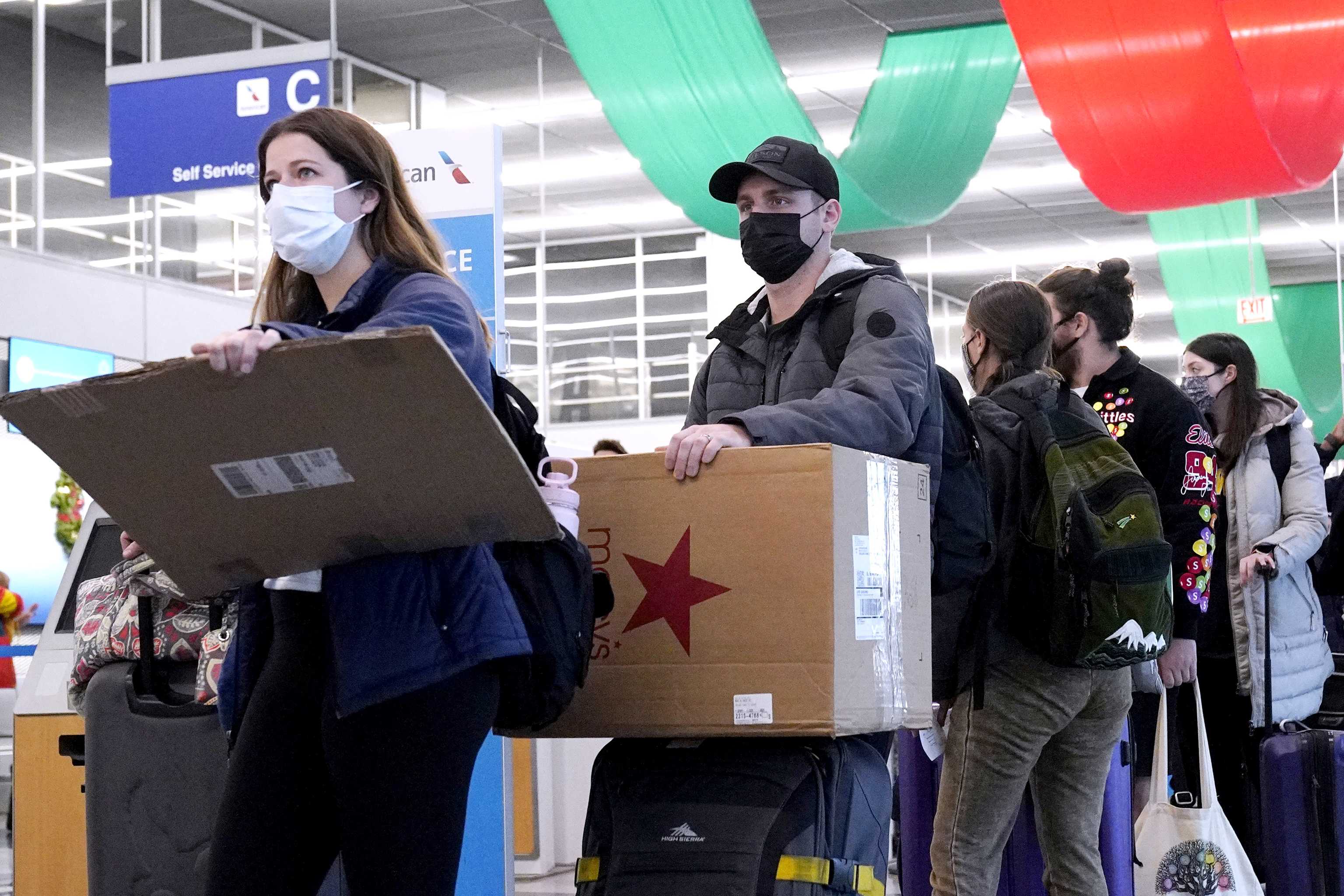 Varios pasajeros protegidos con mascarilla en el interior del Aeropuerto O'Hare en Chicago.