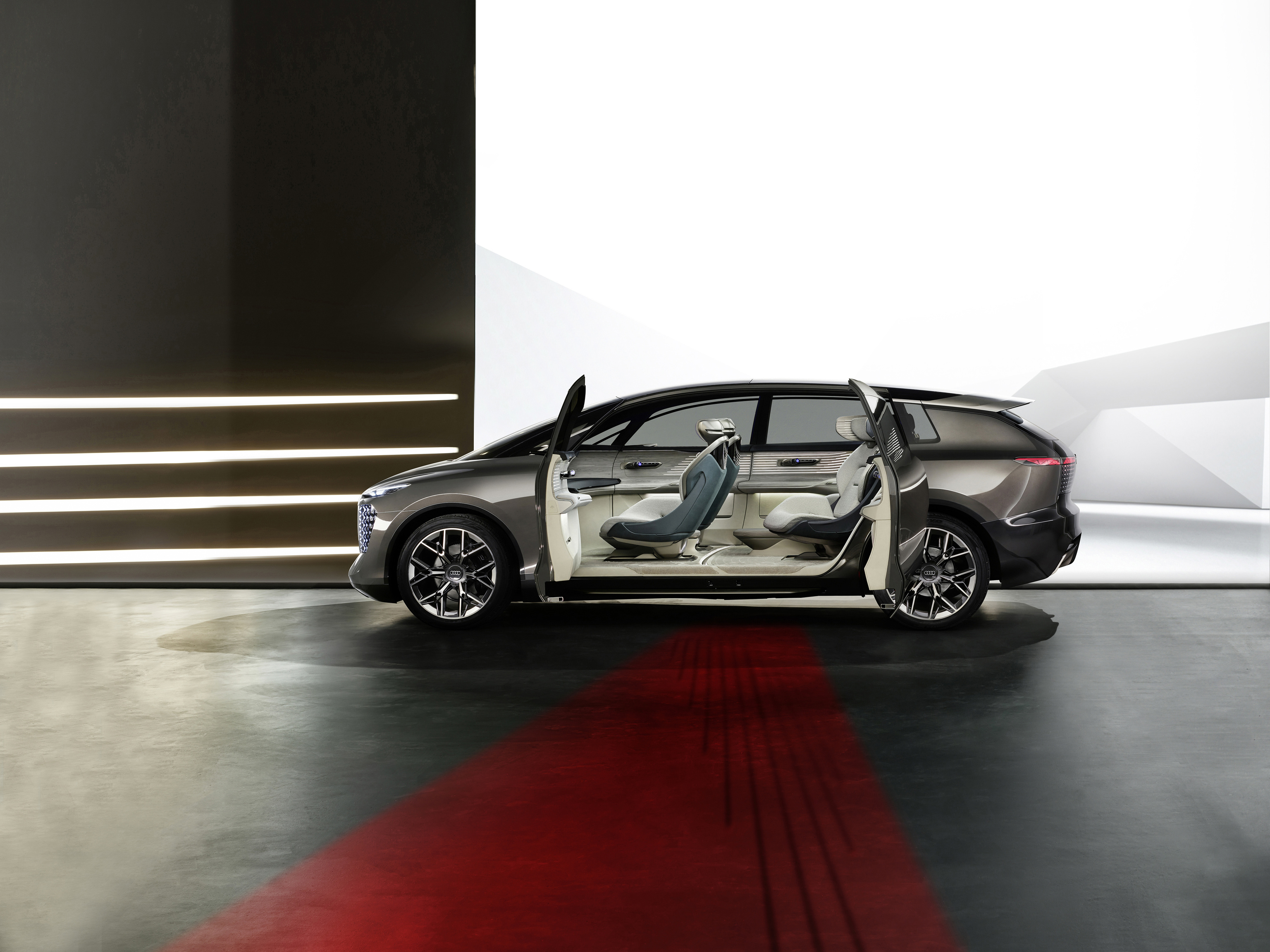 La 'alfombra roja' que lleva al Audi Urbansphere, el prototipo para la movilidad del futuro en las grandes ciudades.