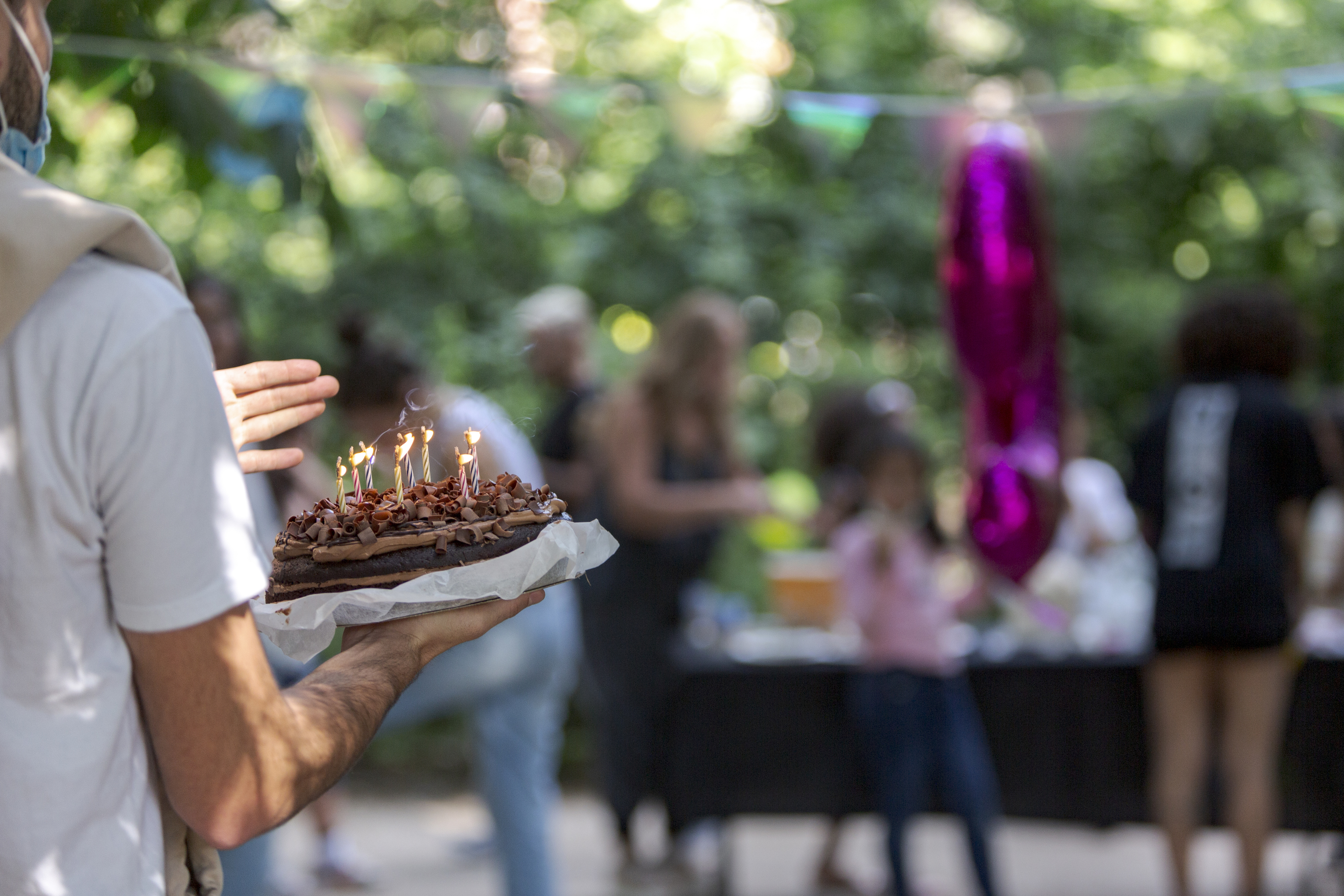 Un hombre lleva una tarta en un cumpleaños