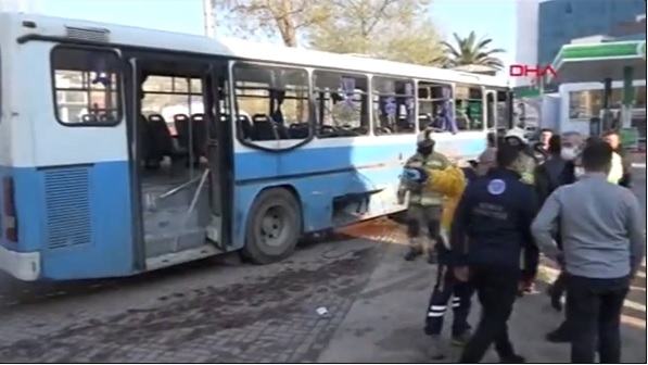 El autobús después de la explosión.