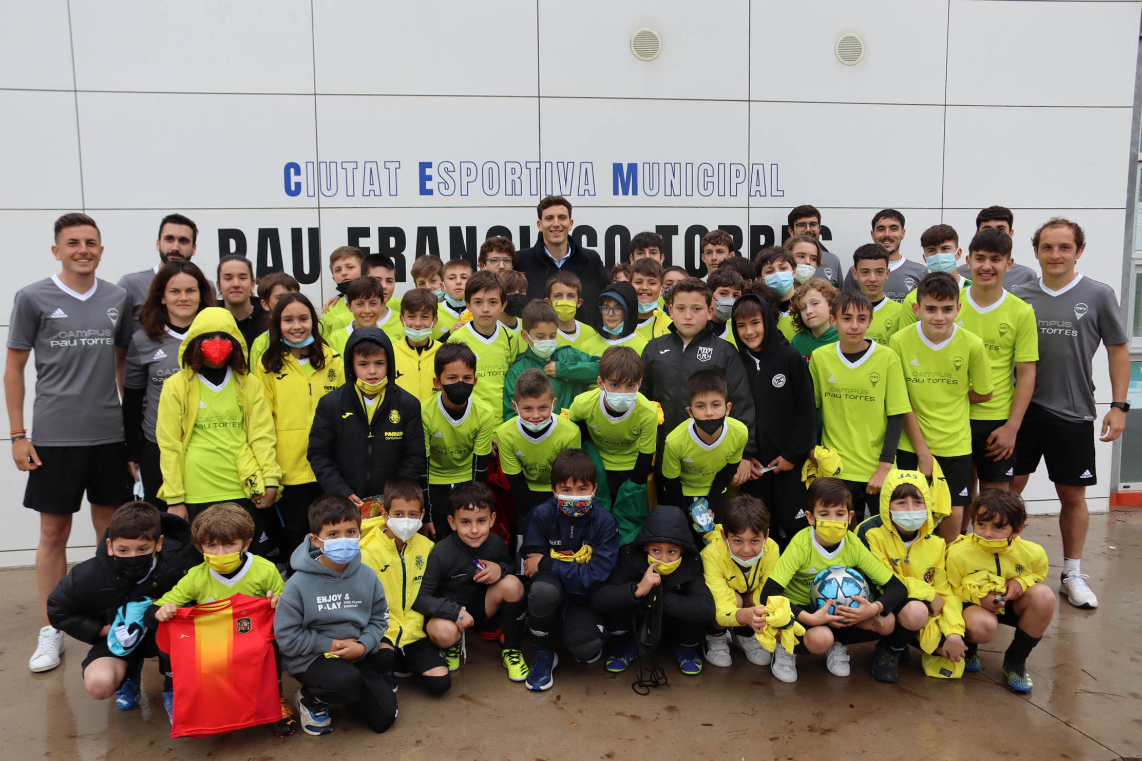 El jugador del Villarreal con los nios y nias que participan en el campus de ftbol.