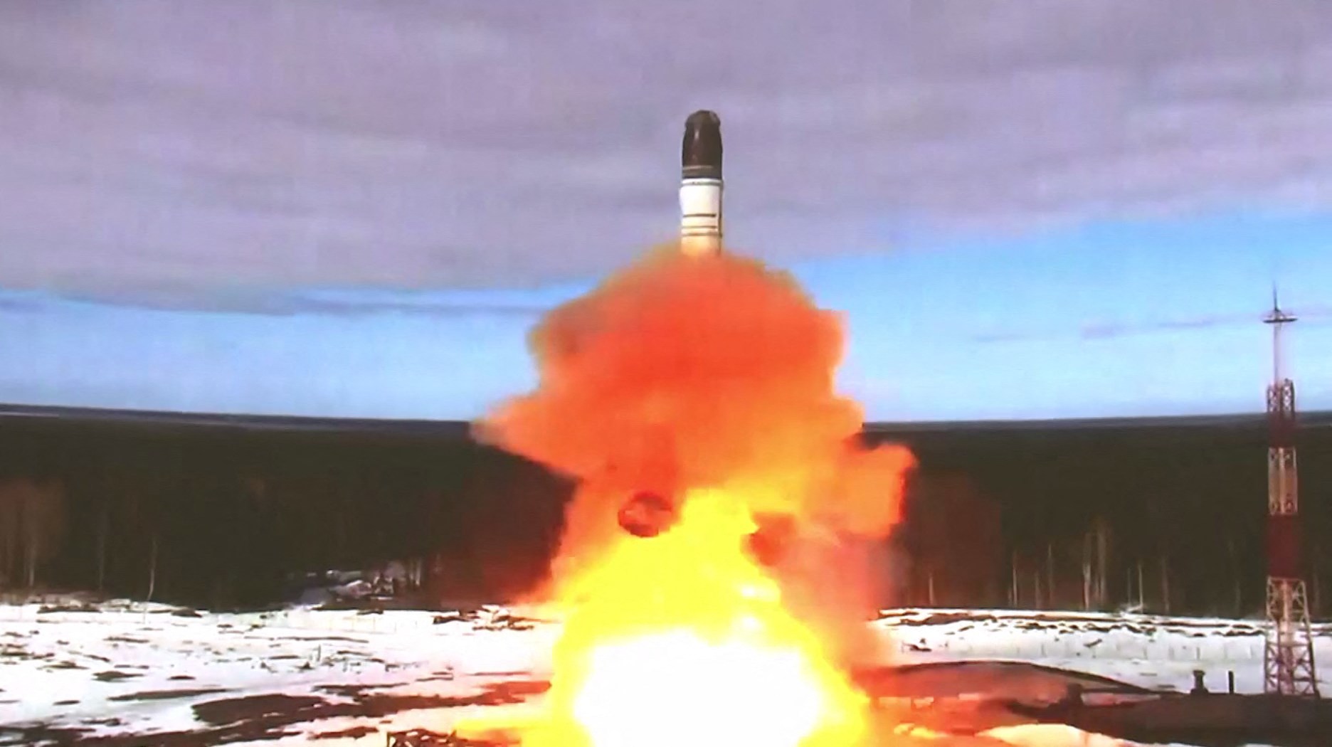 Putin lanza su nuevo misil intercontinental capaz de golpear EEUU: «Hará que se lo piensen dos veces los que nos amenazan»