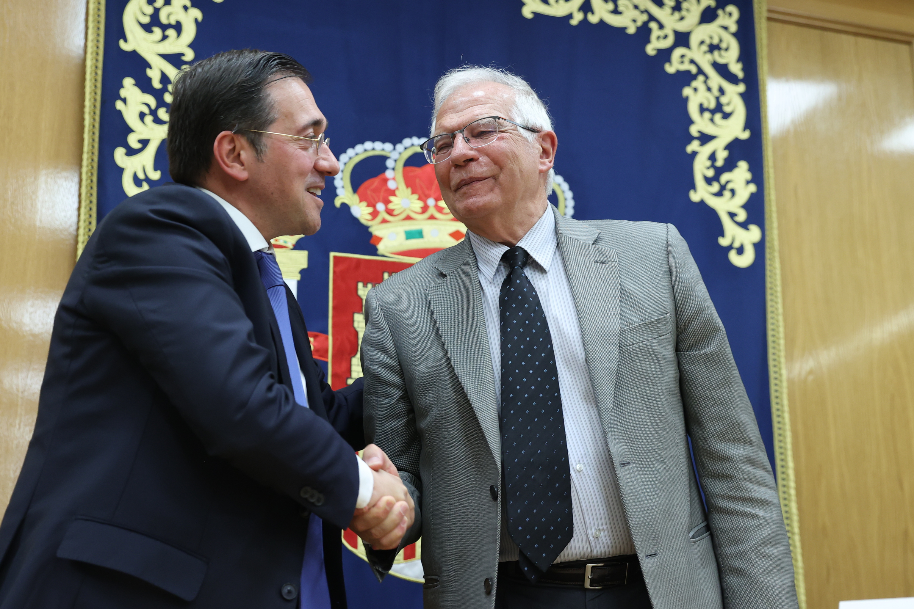 Josep Borrell  (dcha.) saluda al ministro de Exteriores, Jos Manuel Albares.