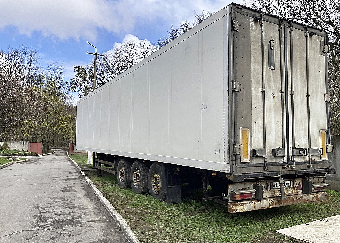 Cadáveres de soldados rusos apilados en camiones frigoríficos