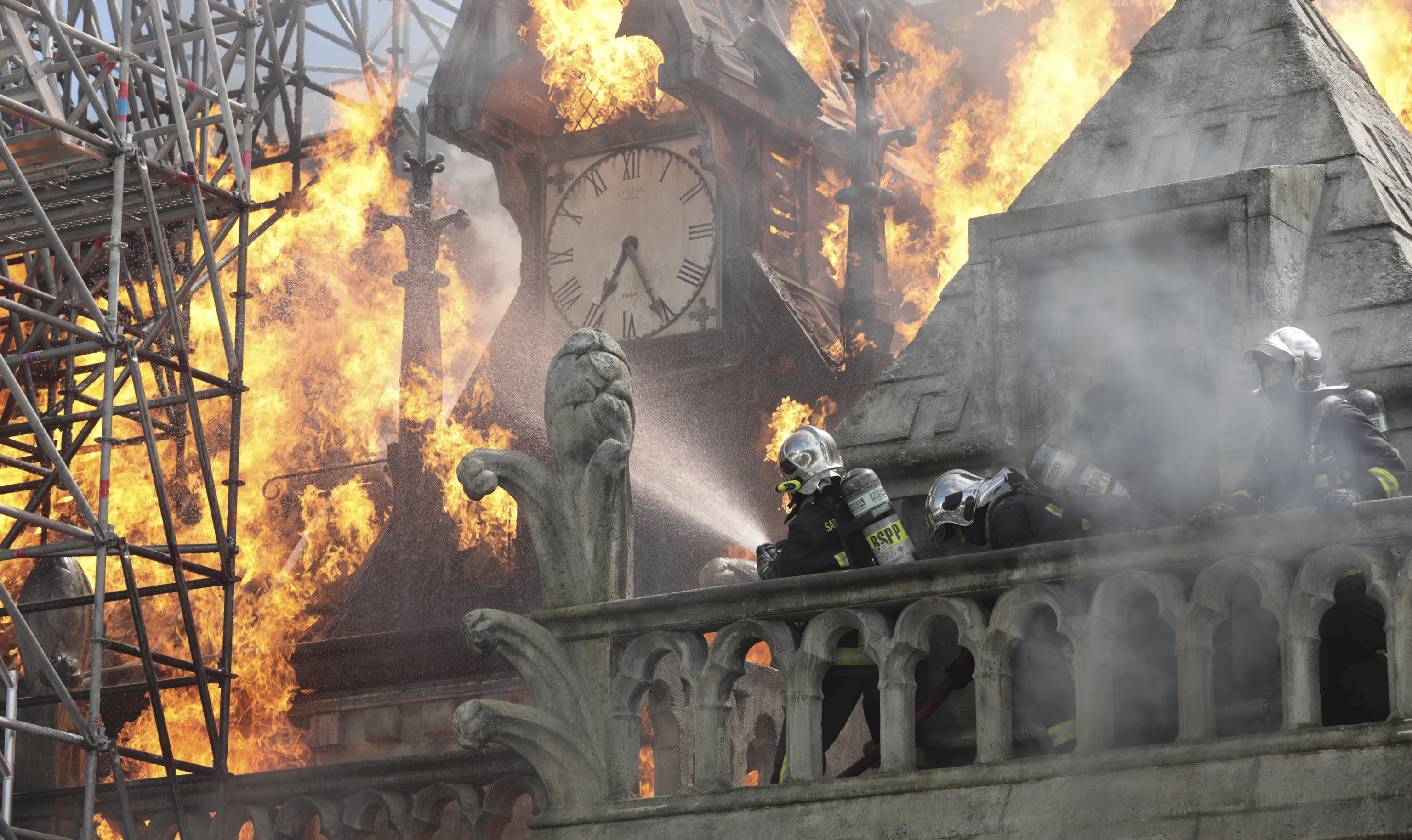 Imagen de la película 'Arde Notre Dame', de Jean-Jacques Annaud.