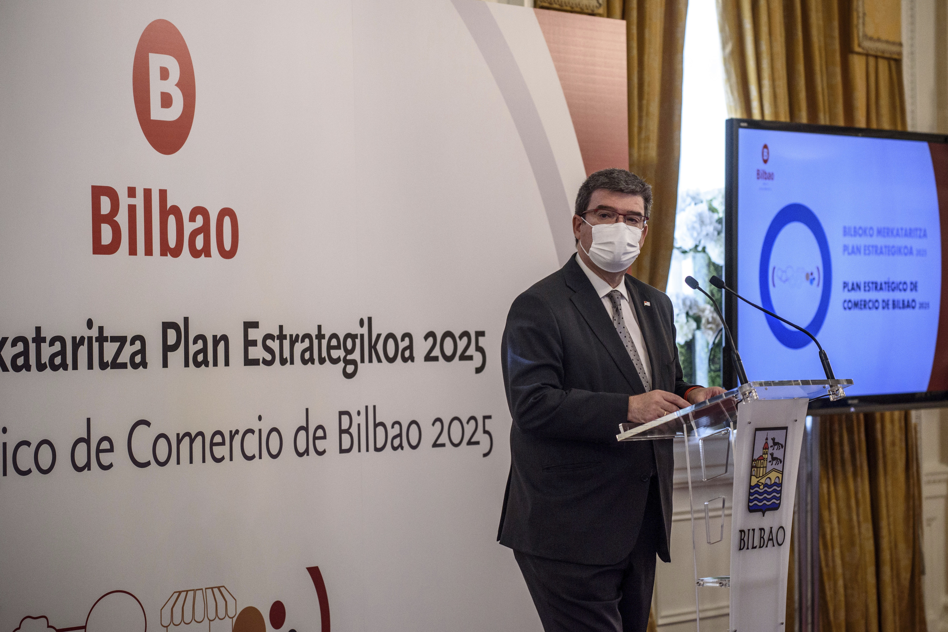 El alcalde de Bilbao Juan Mari Basurto durante la presentacin de las actividades de reactivacin del comercio local.