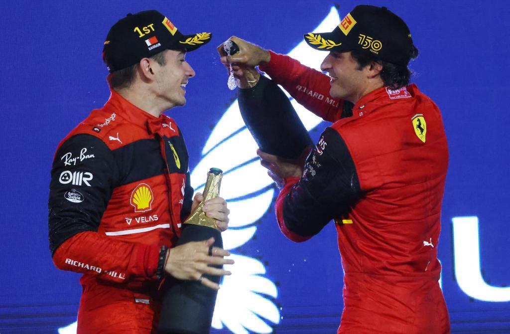 Sainz (dcha.) y Leclerc, en el podio de Bahrein.