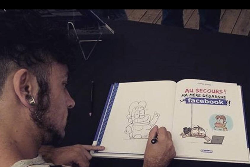 Carles Ponsi, durante la firma de uno de sus libros en una imagen compartida en sus redes sociales.