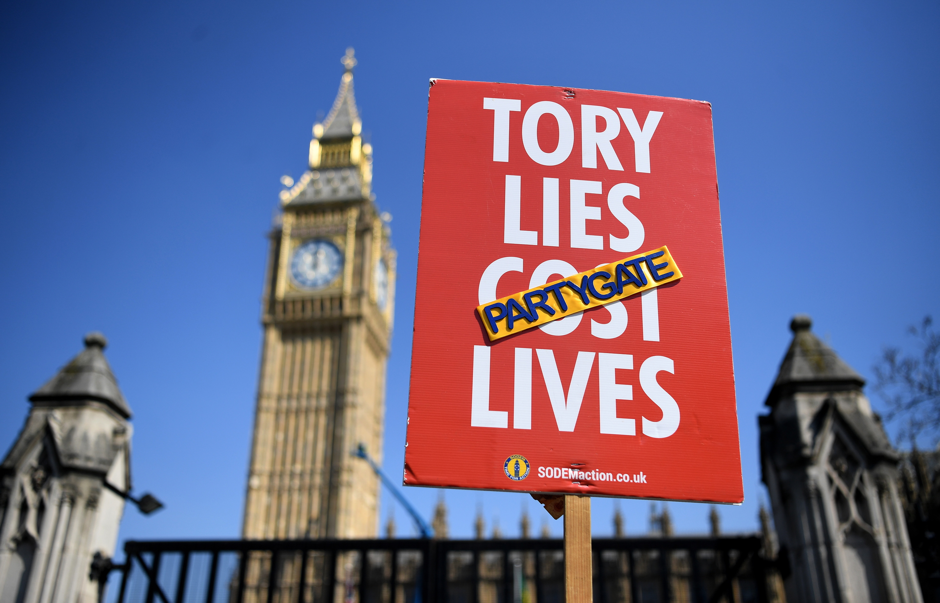 "Las mentiras de los tories cuestan vidas". Protestas frente al Parlamento.