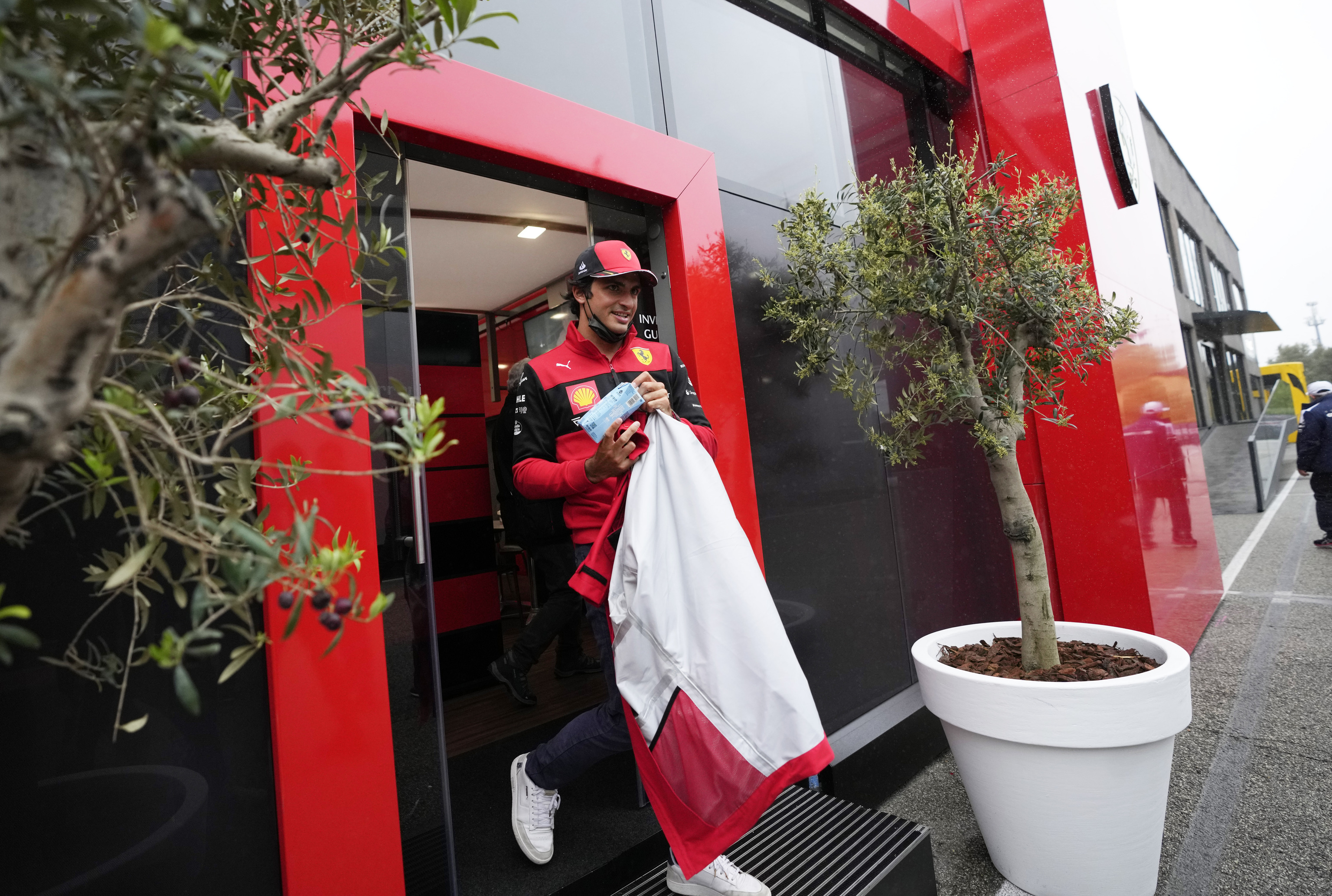 Sainz, el jueves, en el 'motorhome' de Ferrari en Imola.