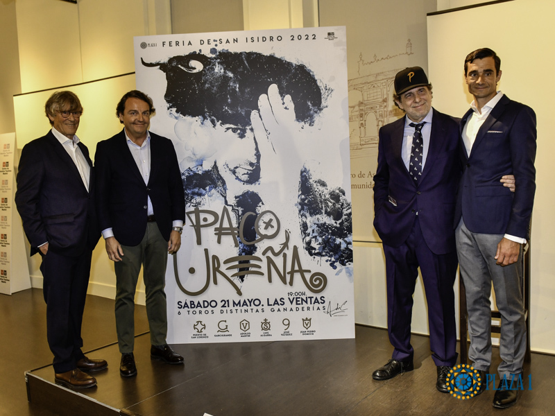 Rafael Garrido, Simn Casas (Plaza1), Paaco Urea y Andrs Calamaro posan con el cartel.