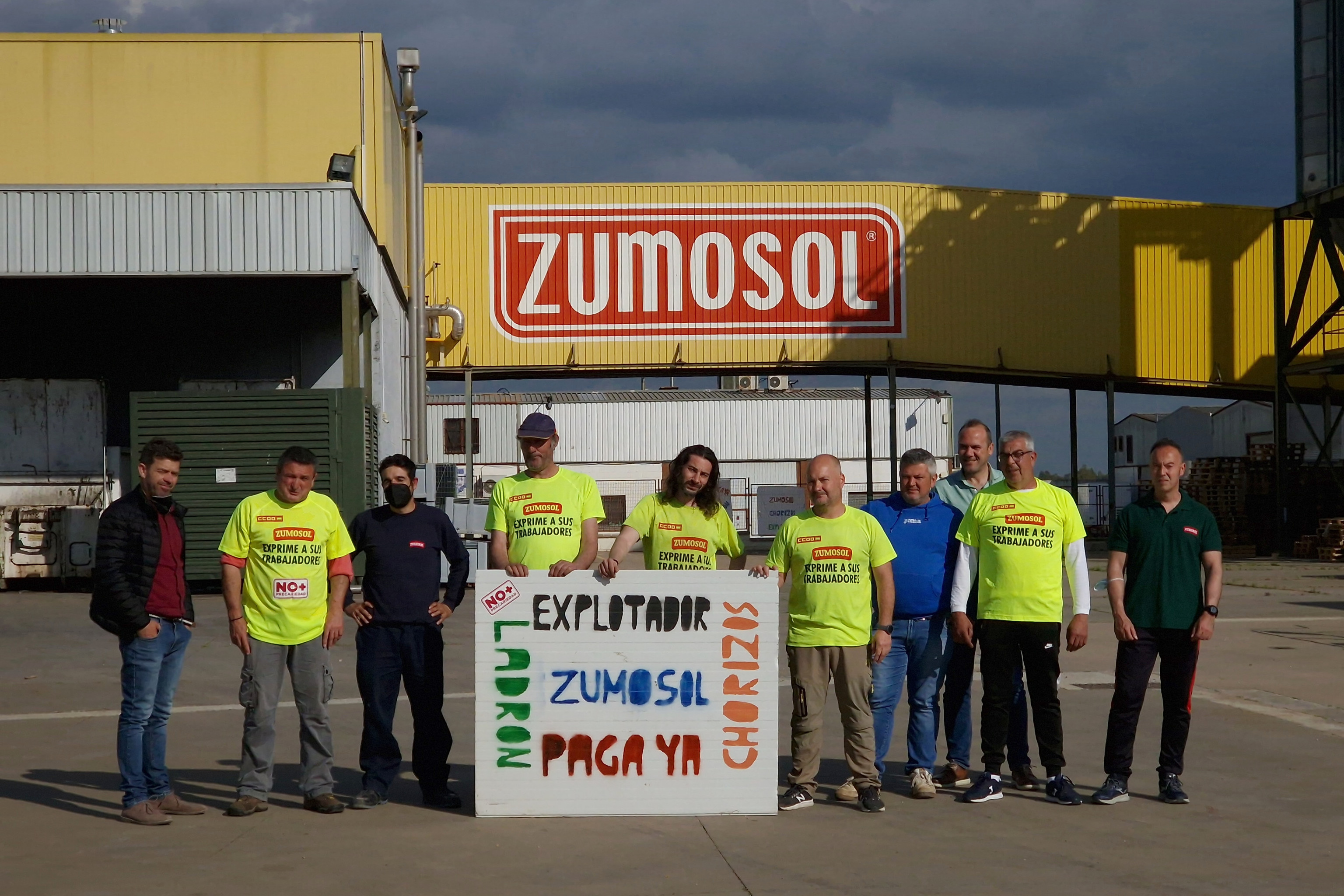 Hartos de ser los ‘primos’ de Zumosol: la lucha de 38 trabajadores «desamparados y abandonados por las instituciones»