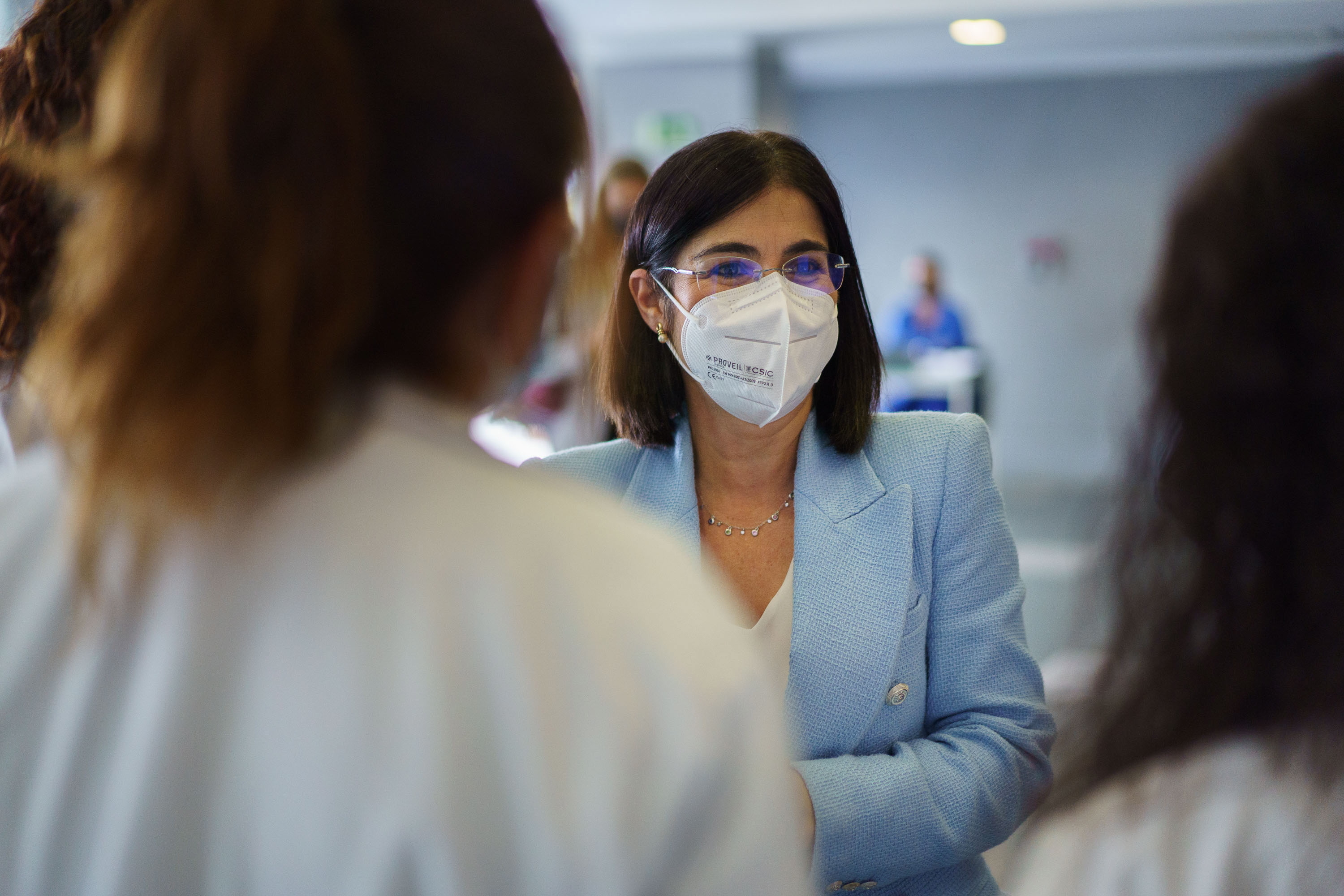 La ministra de Sanidad, Carolina Darias, conversa con personal sanitario, con motivo de su visita al Hospital Universitario Nuestra Seora de La Candelaria.