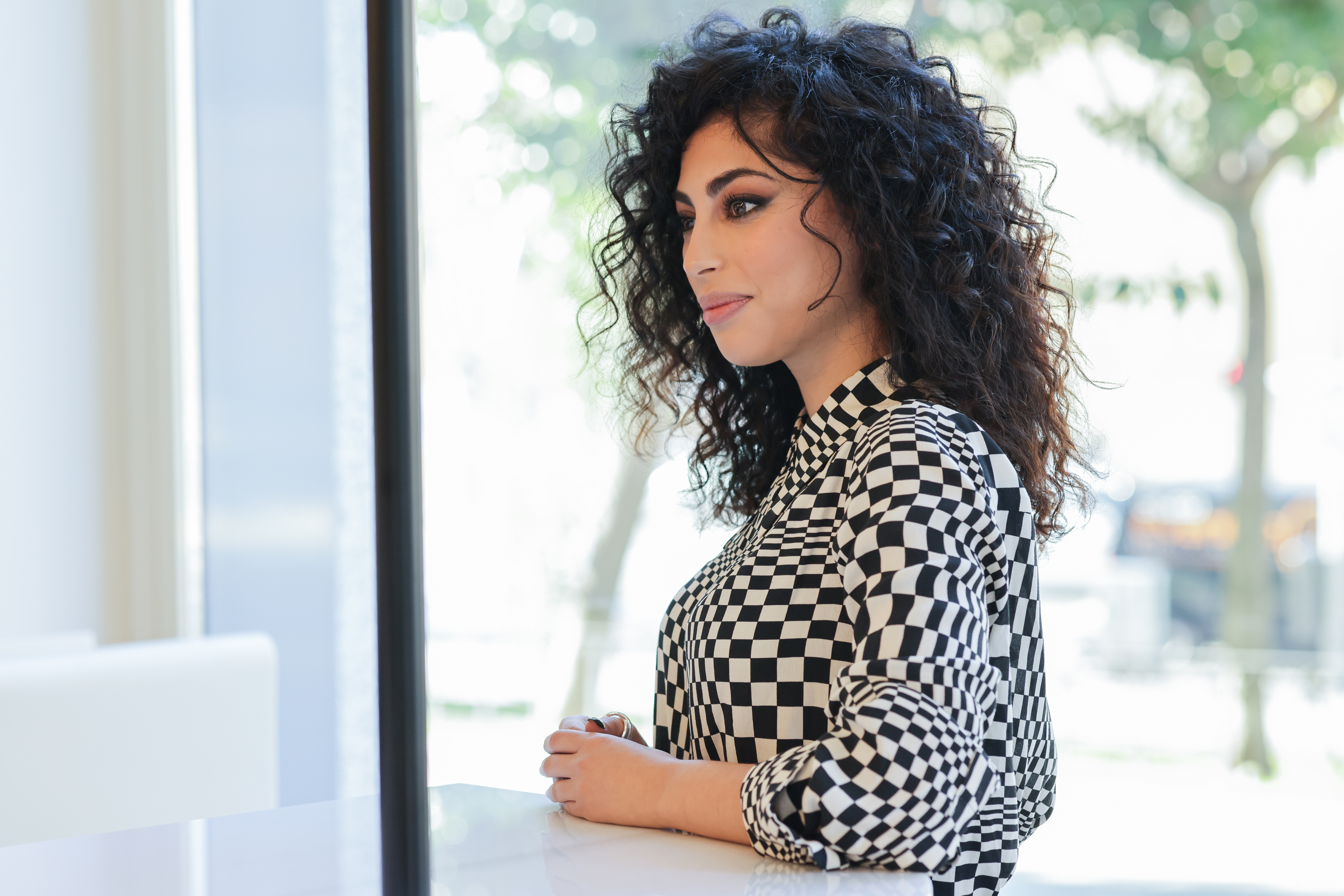 La actriz Mina El Hammani, que presume de pelo rizado.