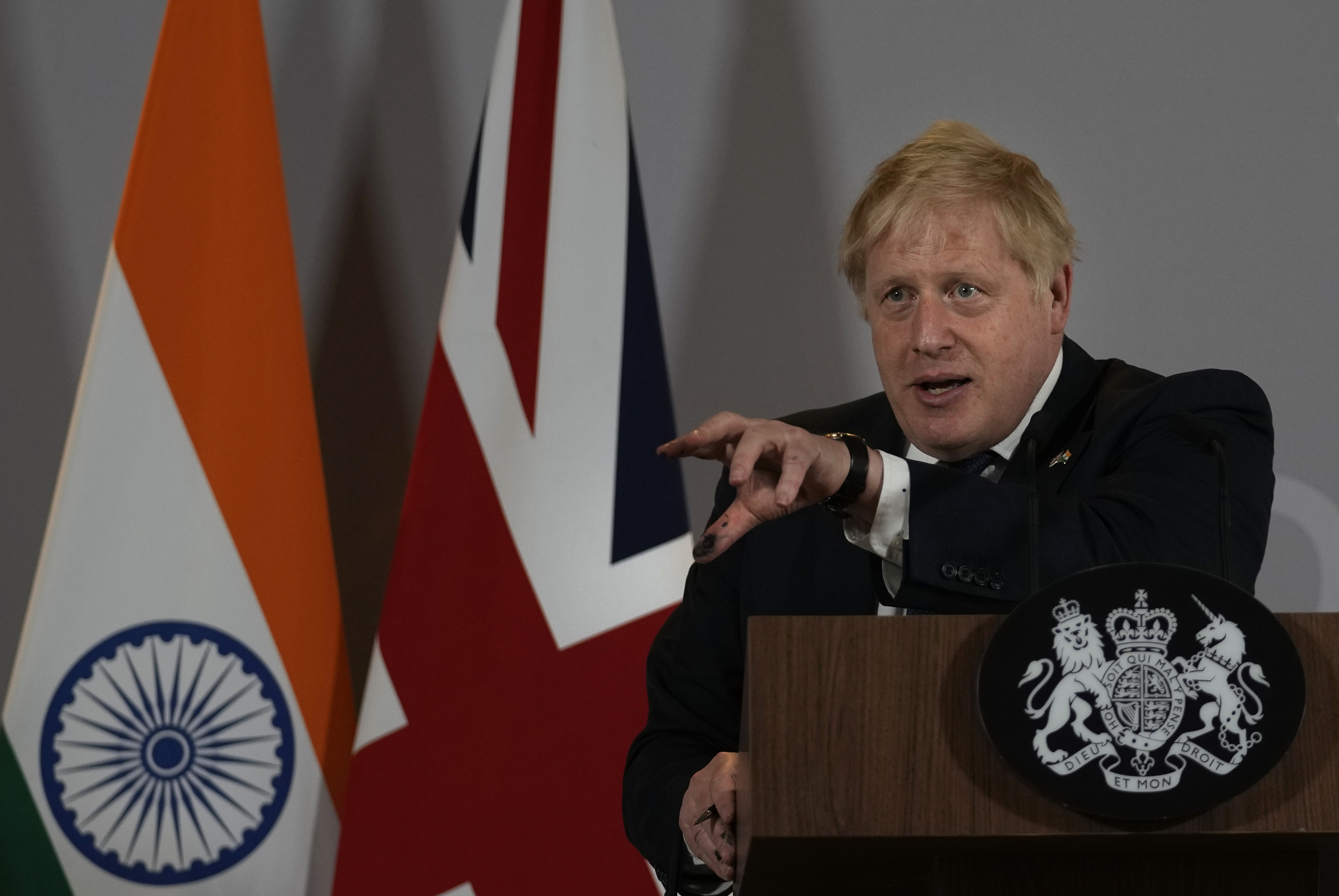 Boris Johnson reabre la embajada en Kiev y entrena a soldados ucranianos en suelo británico